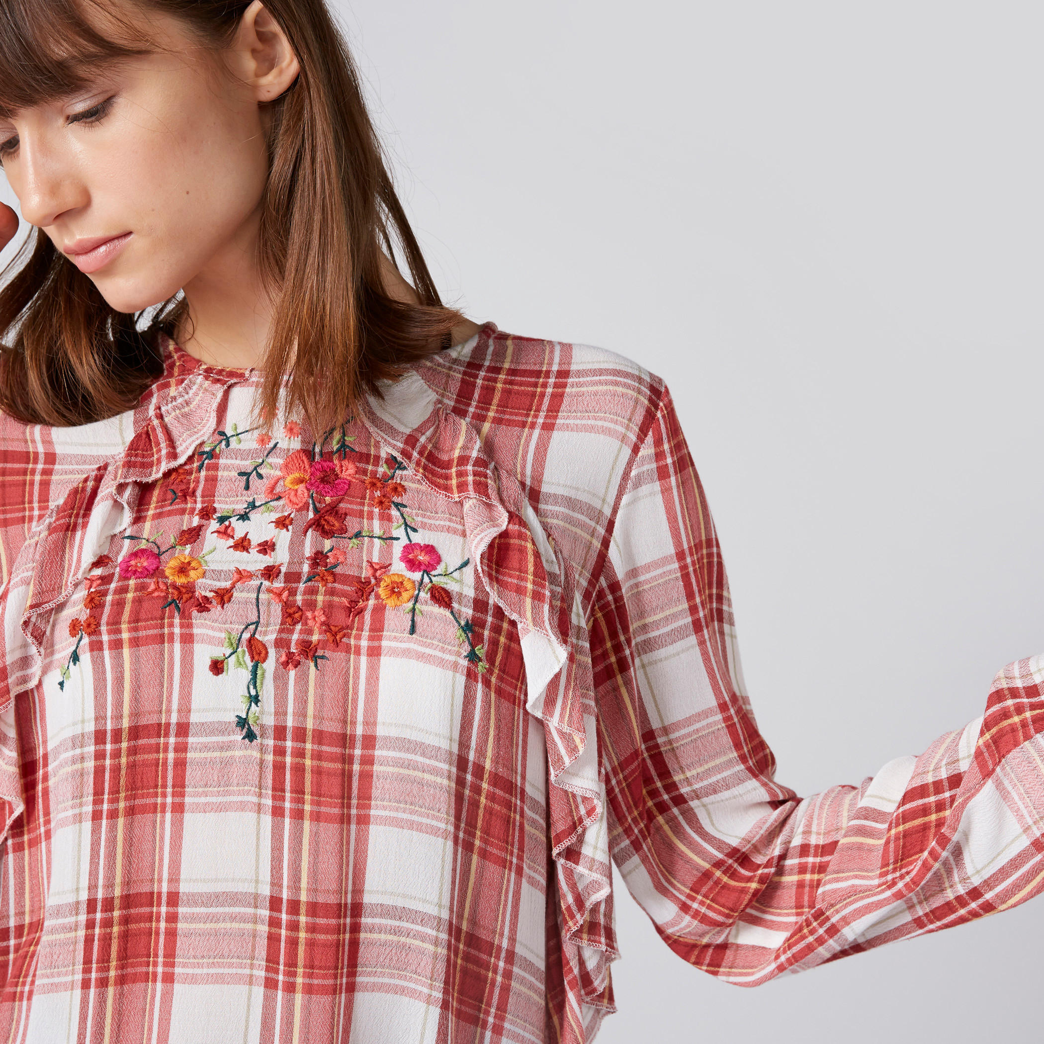 بلوزة مطرزة بتفاصيل كشكش وأكمام طويلة-women-clothing-shirtsandblouses-blouses-image-1