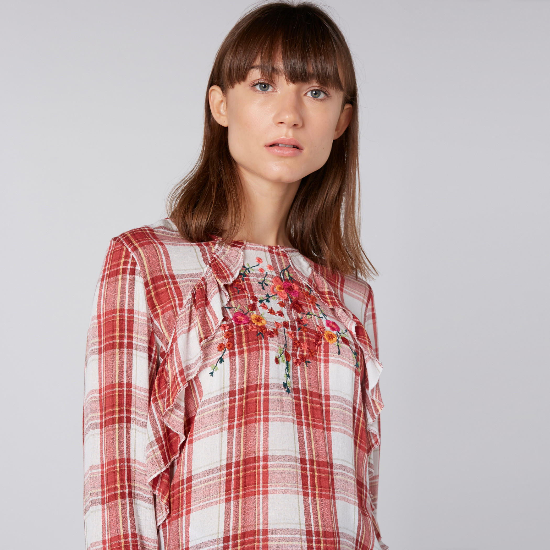 بلوزة مطرزة بتفاصيل كشكش وأكمام طويلة-women-clothing-shirtsandblouses-blouses-image-3