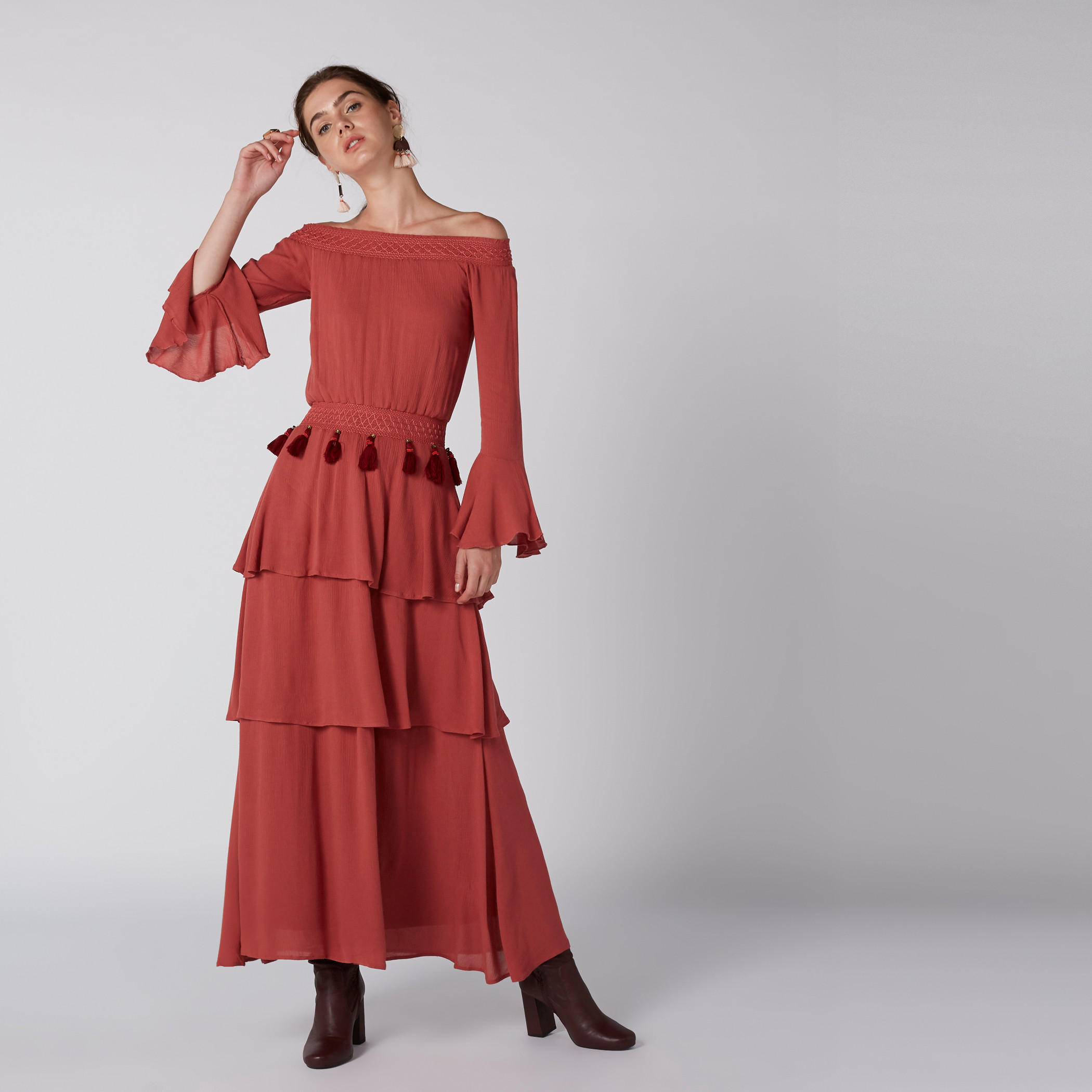 فستان ماكسي بأكتاف مكشوفة وأكمام واسعة وشُرّابات-women-clothing-dresses-image-1