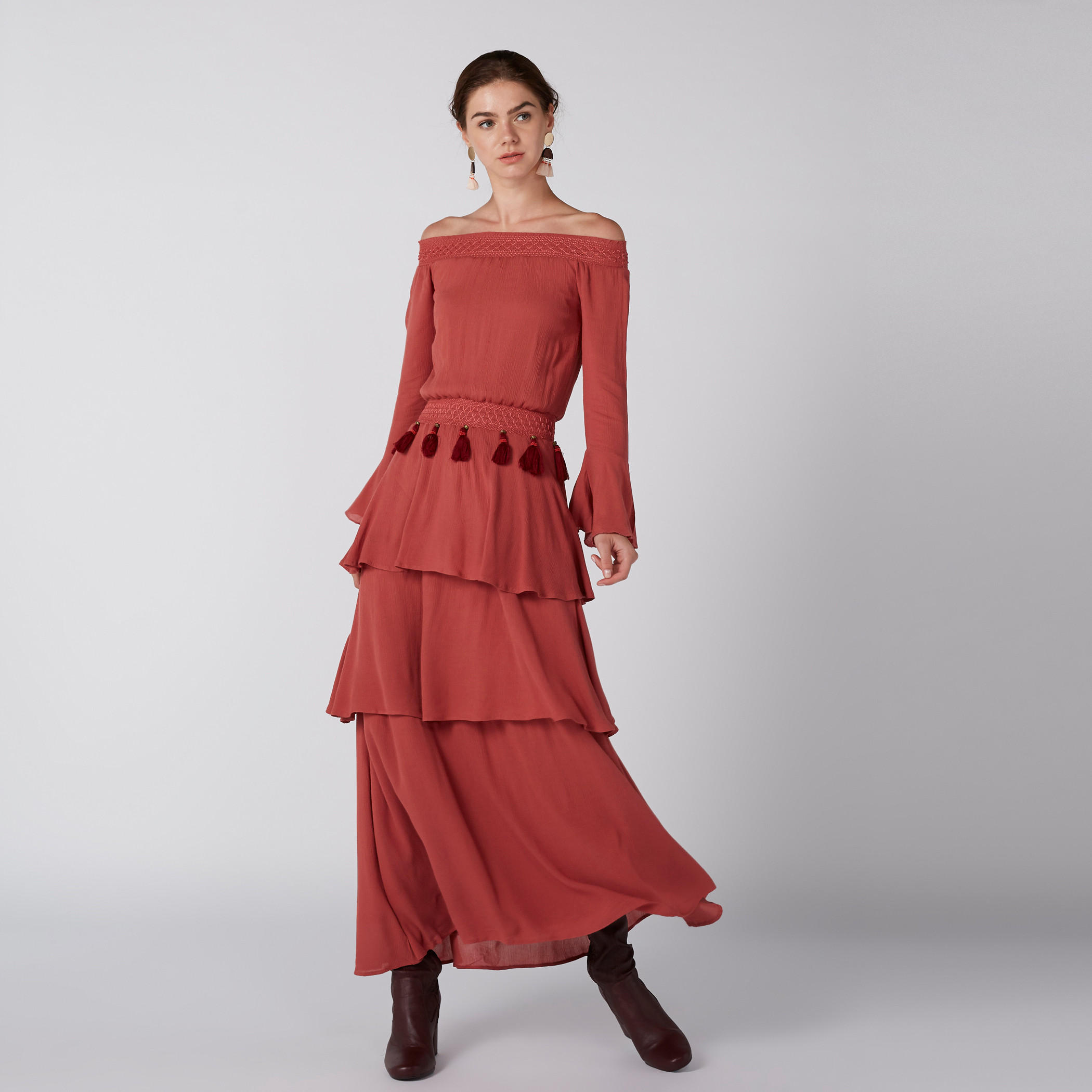 فستان ماكسي بأكتاف مكشوفة وأكمام واسعة وشُرّابات-women-clothing-dresses-image-3