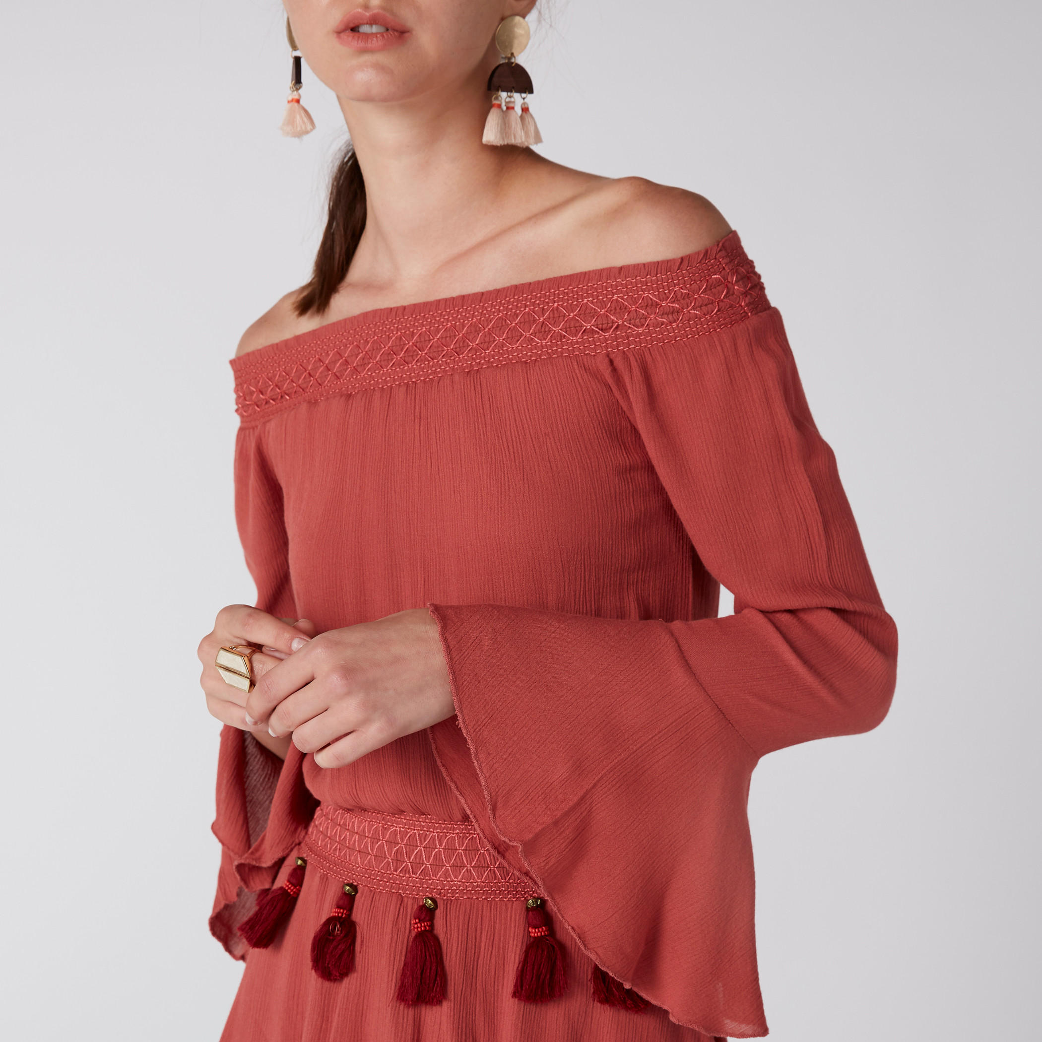 فستان ماكسي بأكتاف مكشوفة وأكمام واسعة وشُرّابات-women-clothing-dresses-image-4