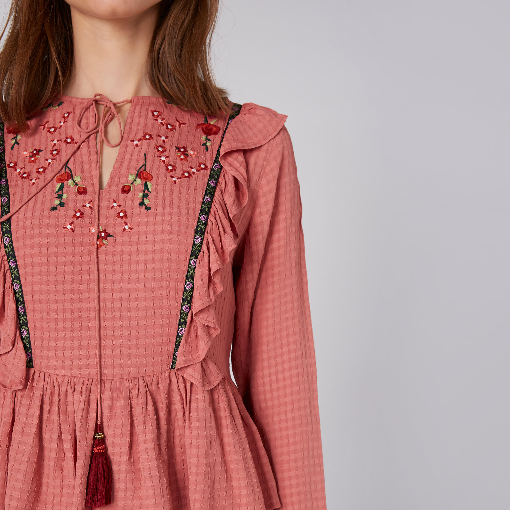 فستان مطرّز بتفاصيل كشكشة وأكمام 3/4 وأربطة-women-clothing-dresses-image-3