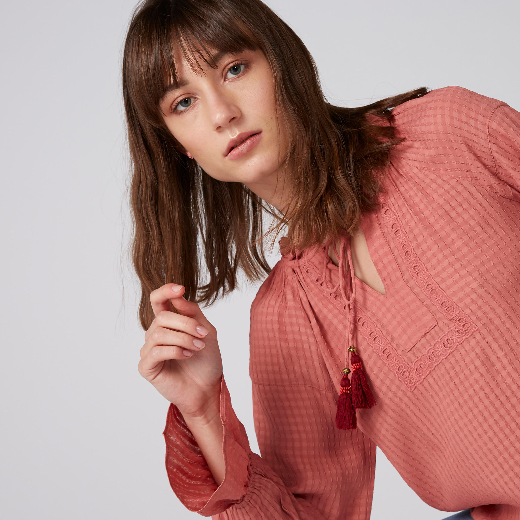 بلوزة بارزة الملمس بأكمام طويلة وأربطة-women-clothing-shirtsandblouses-blouses-image-1