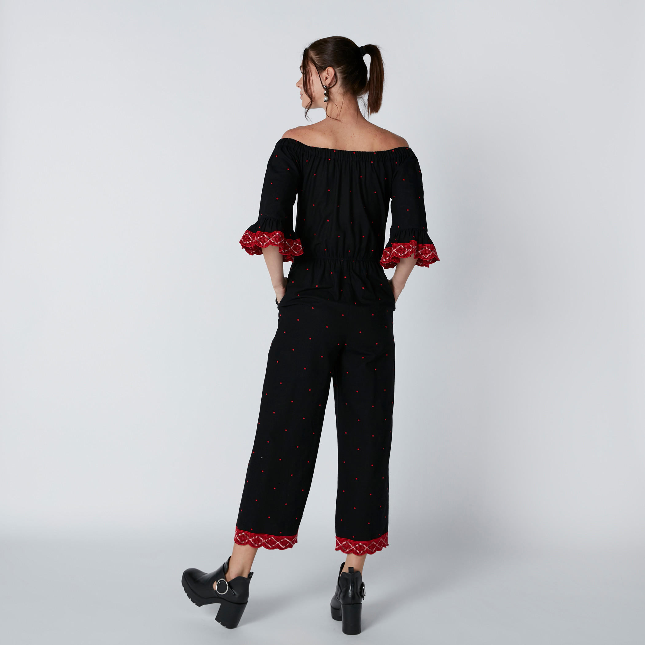أفرول بطبعات منقطّة وكتف مكشوف وأكمام واسعة-women-clothing-jumpsuits-image-1