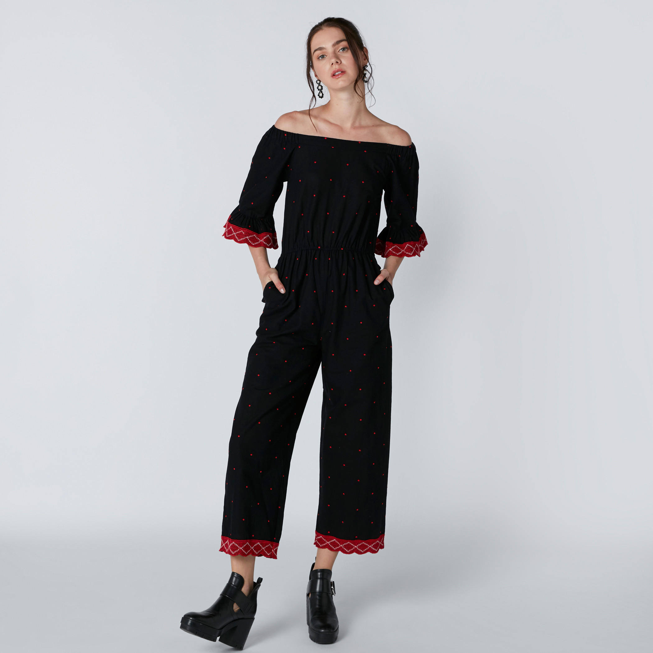أفرول بطبعات منقطّة وكتف مكشوف وأكمام واسعة-women-clothing-jumpsuits-image-2