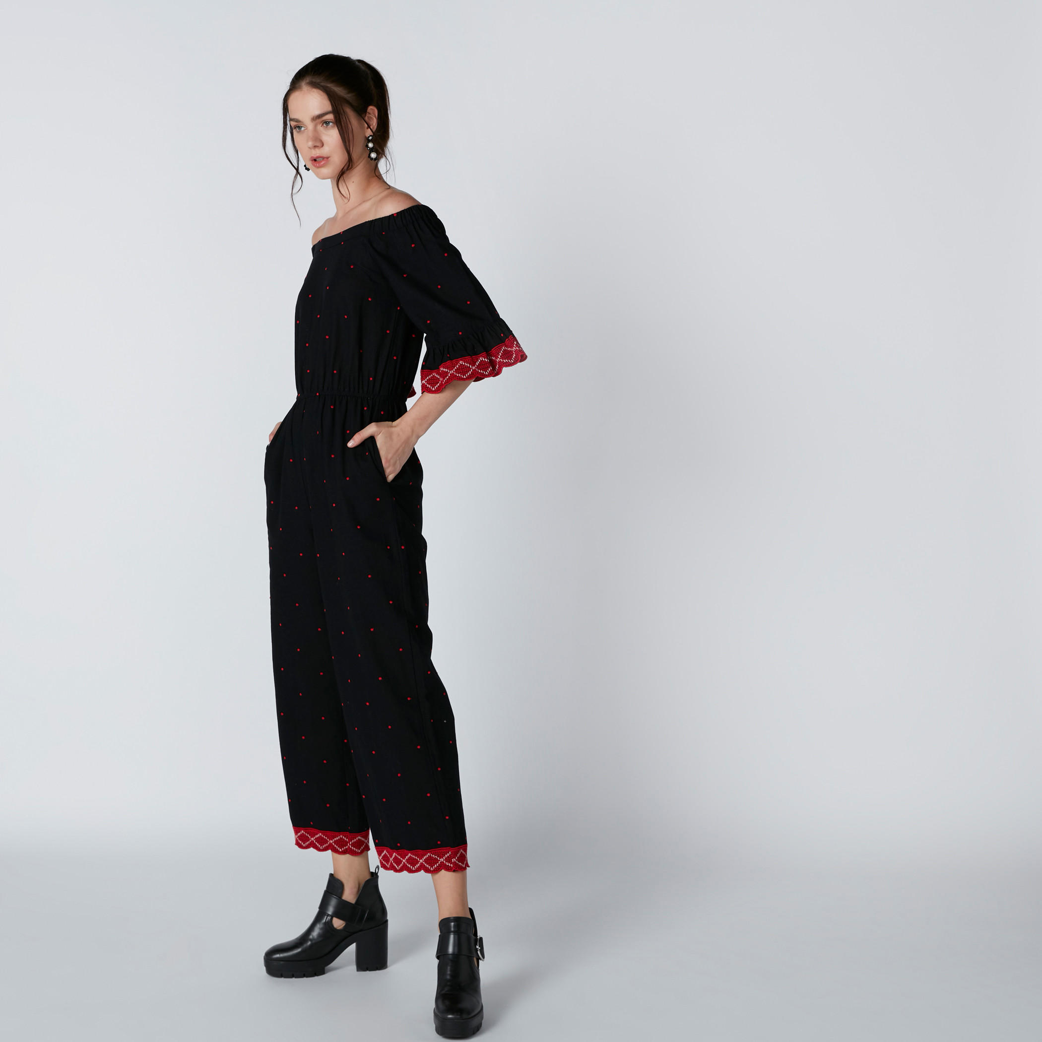 أفرول بطبعات منقطّة وكتف مكشوف وأكمام واسعة-women-clothing-jumpsuits-image-3