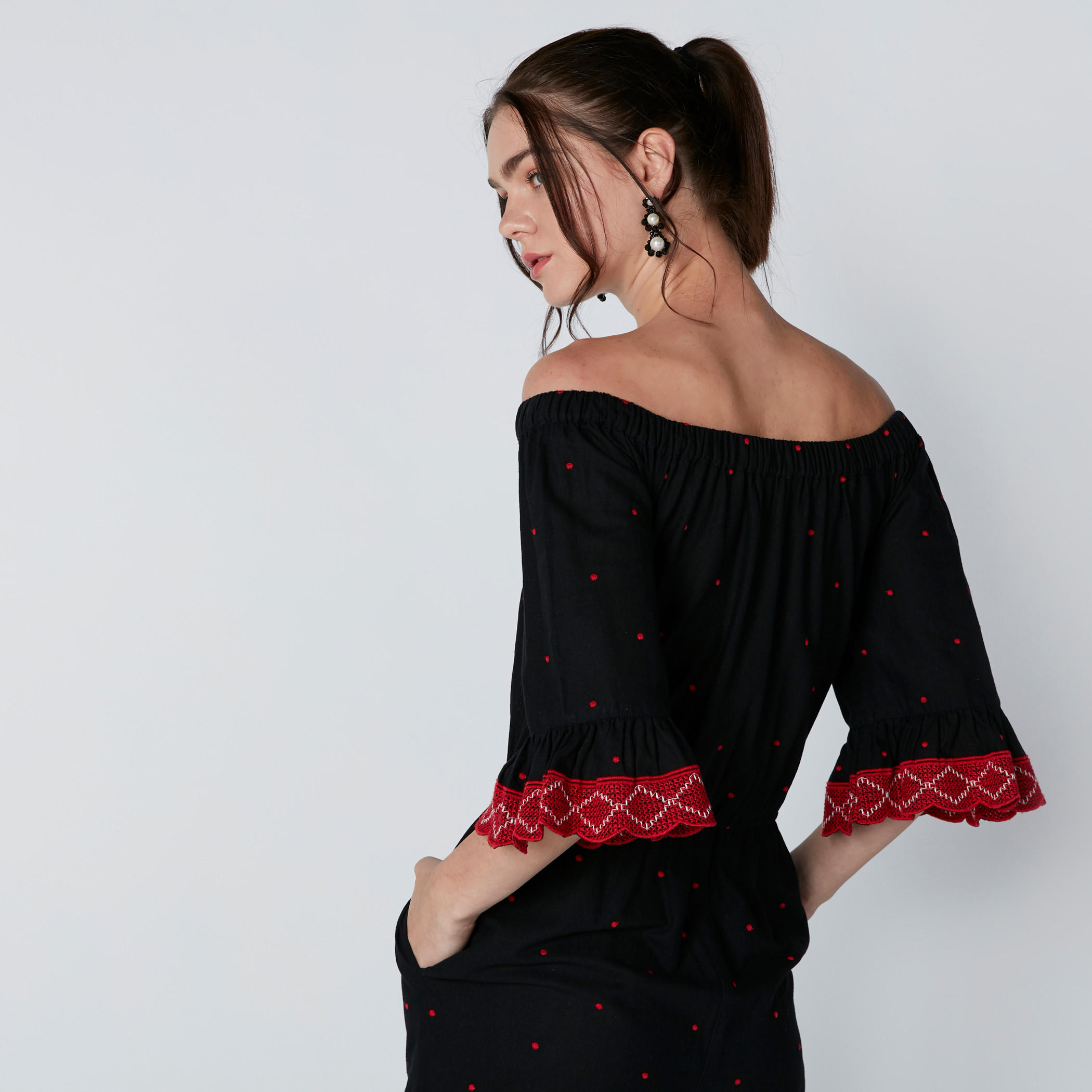 أفرول بطبعات منقطّة وكتف مكشوف وأكمام واسعة-women-clothing-jumpsuits-image-4