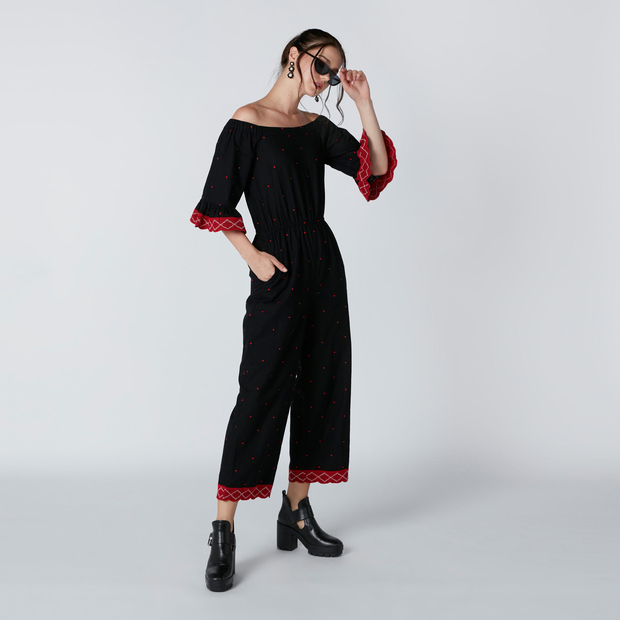 أفرول بطبعات منقطّة وكتف مكشوف وأكمام واسعة-women-clothing-jumpsuits-image-5