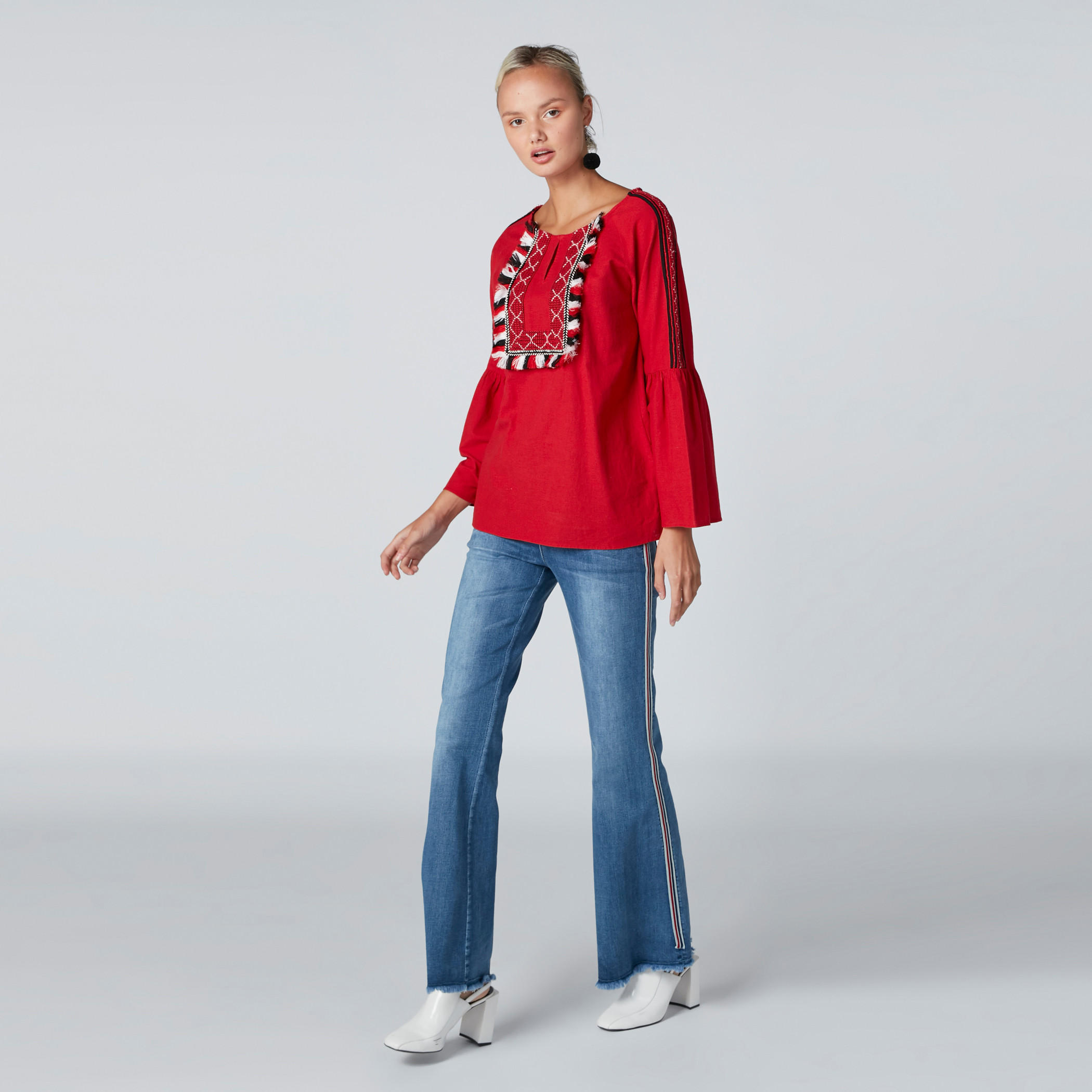 بلوزة مطرزة بياقة مستديرة وأكمام واسعة-women-clothing-shirtsandblouses-blouses-image-4