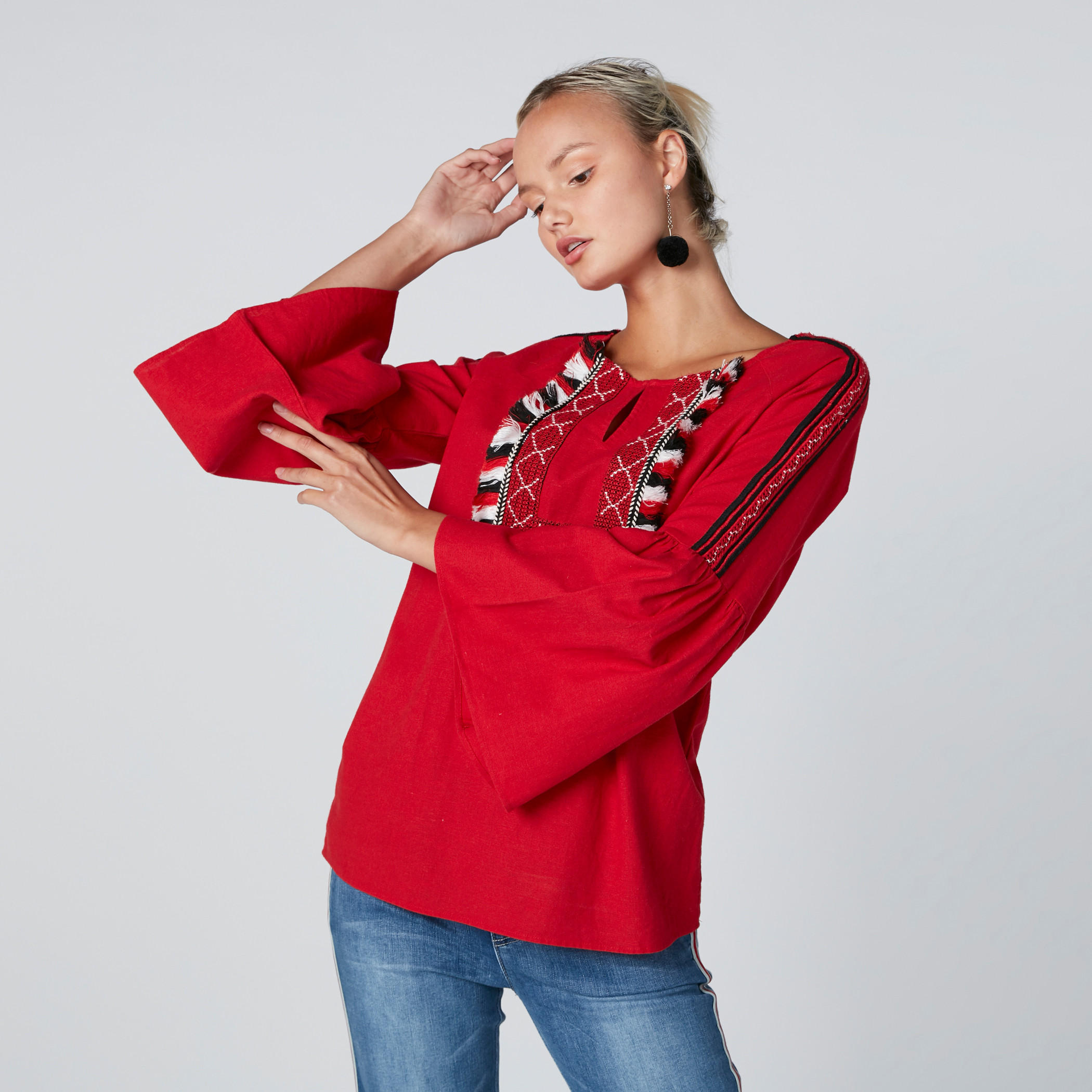 بلوزة مطرزة بياقة مستديرة وأكمام واسعة-women-clothing-shirtsandblouses-blouses-image-2