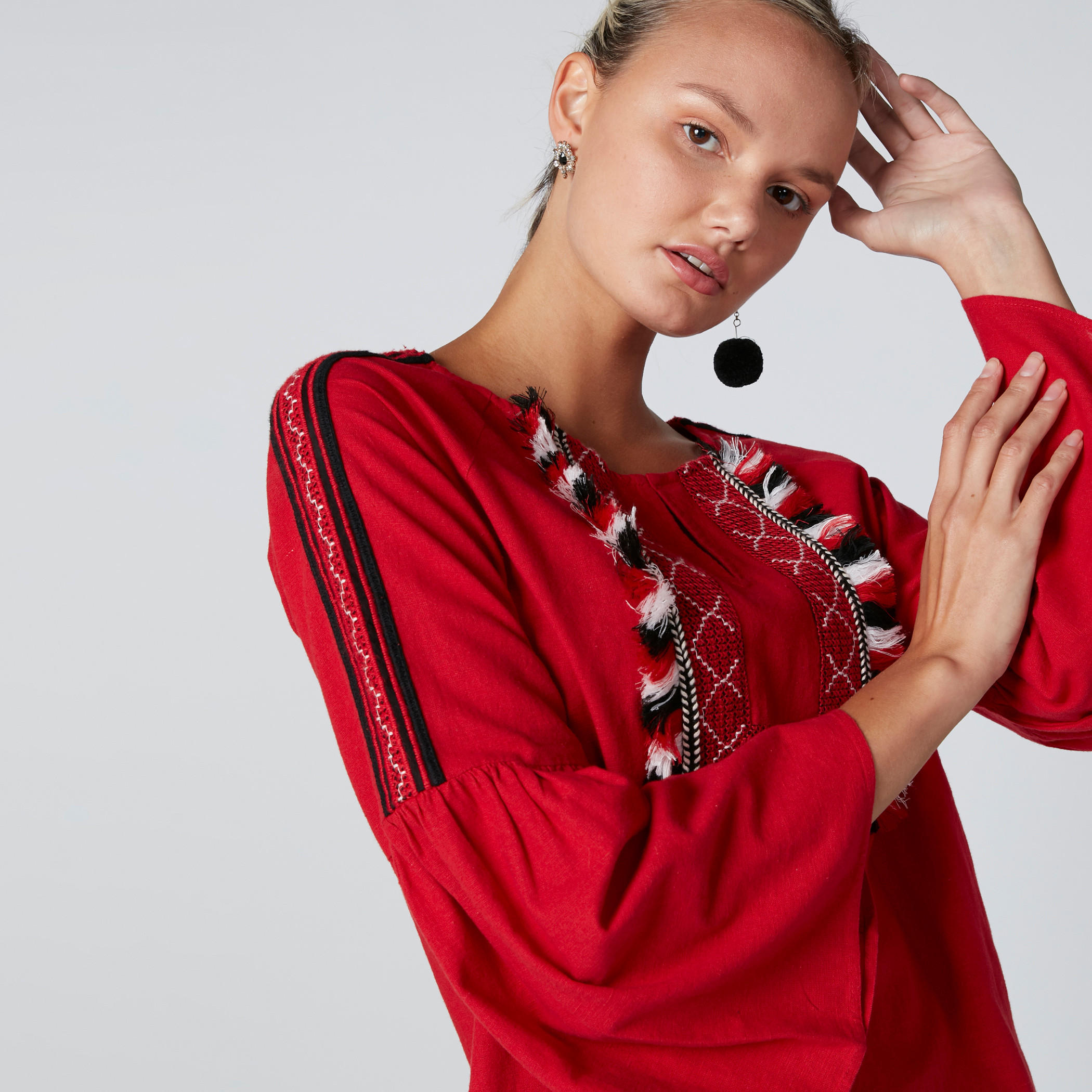 بلوزة مطرزة بياقة مستديرة وأكمام واسعة-women-clothing-shirtsandblouses-blouses-image-1