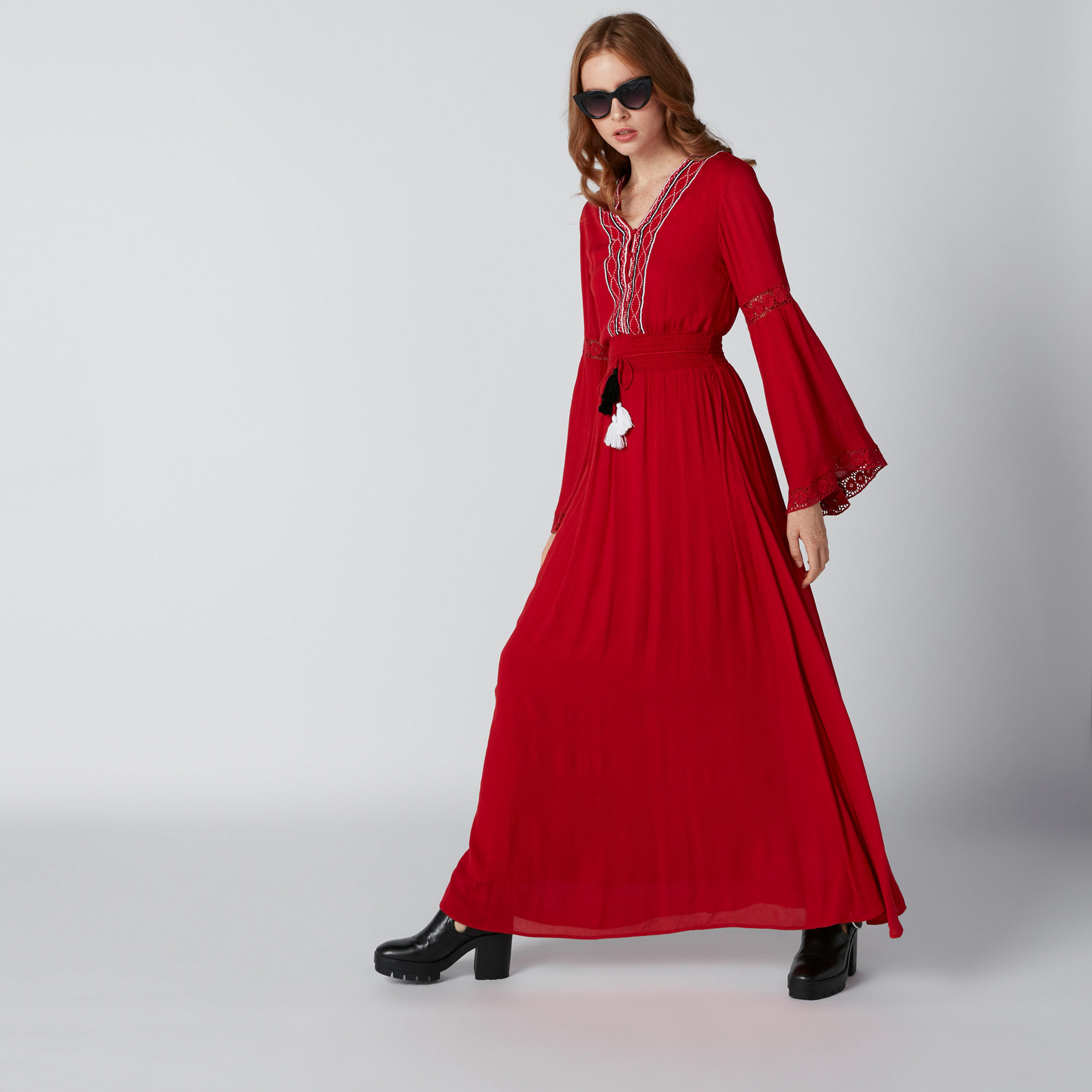 فستان ماكسي بياقة V وأكمام واسعة وتطريز وشُرّابات-women-clothing-dresses-image-1