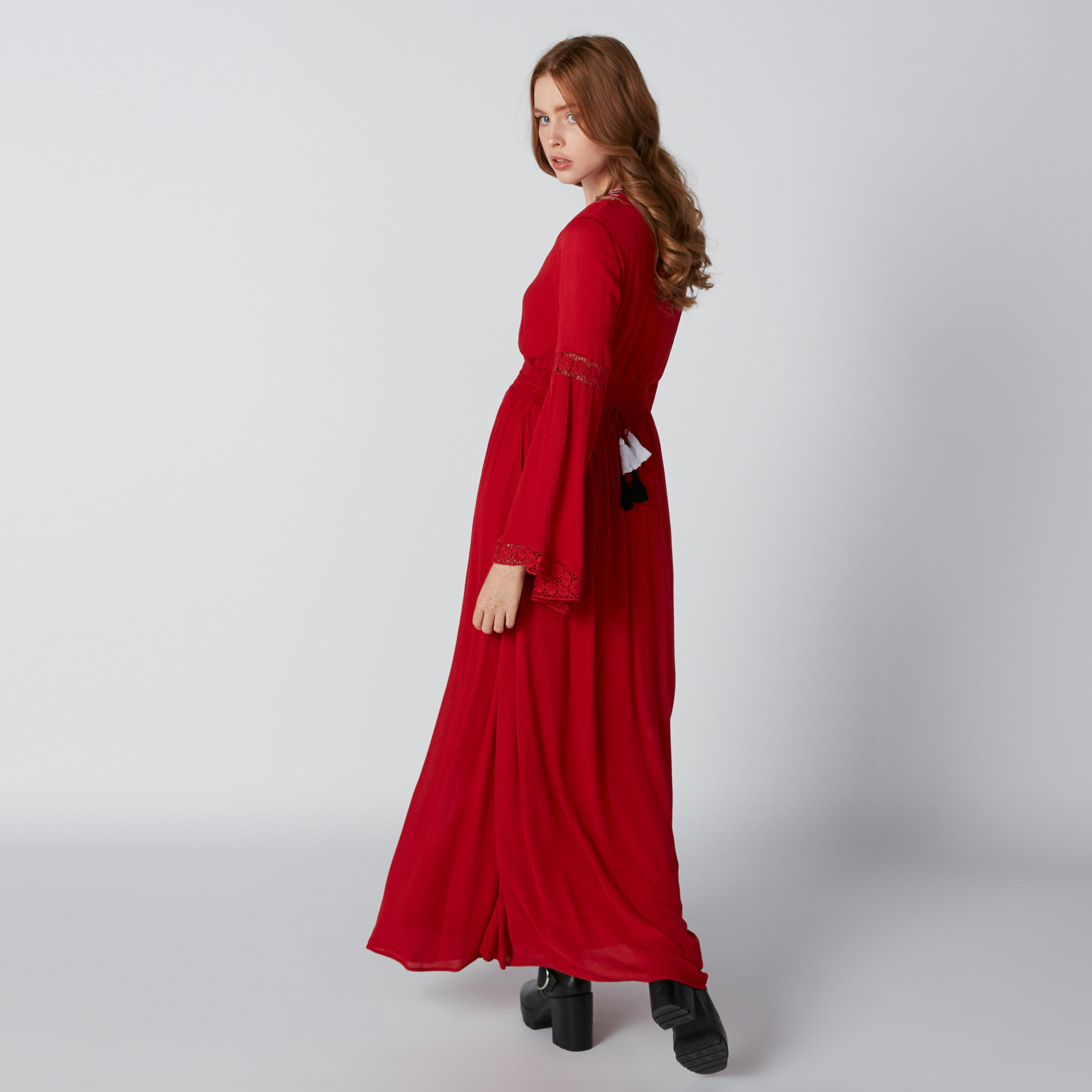 فستان ماكسي بياقة V وأكمام واسعة وتطريز وشُرّابات-women-clothing-dresses-image-2