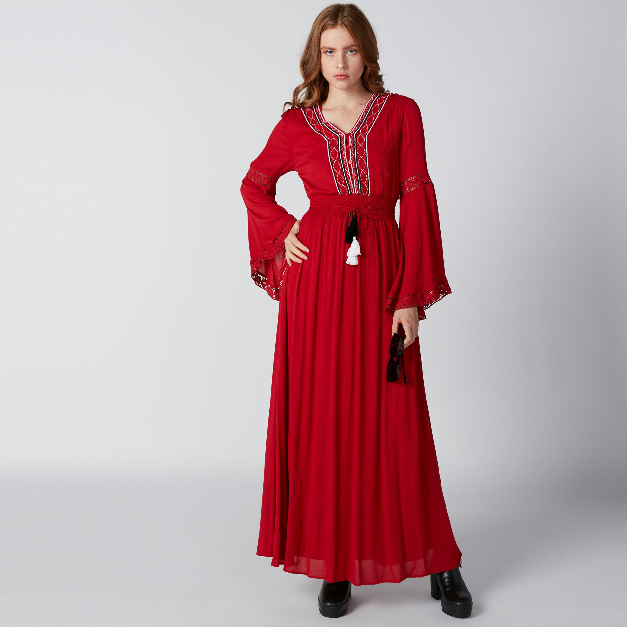 فستان ماكسي بياقة V وأكمام واسعة وتطريز وشُرّابات-women-clothing-dresses-image-3