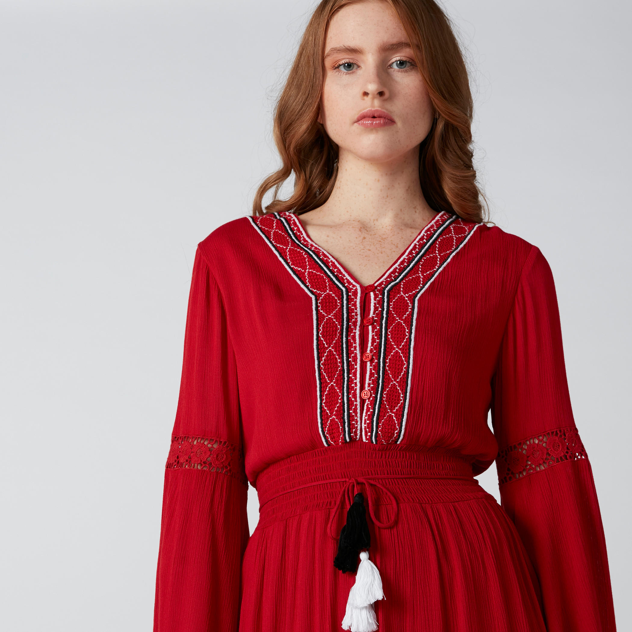 فستان ماكسي بياقة V وأكمام واسعة وتطريز وشُرّابات-women-clothing-dresses-image-4