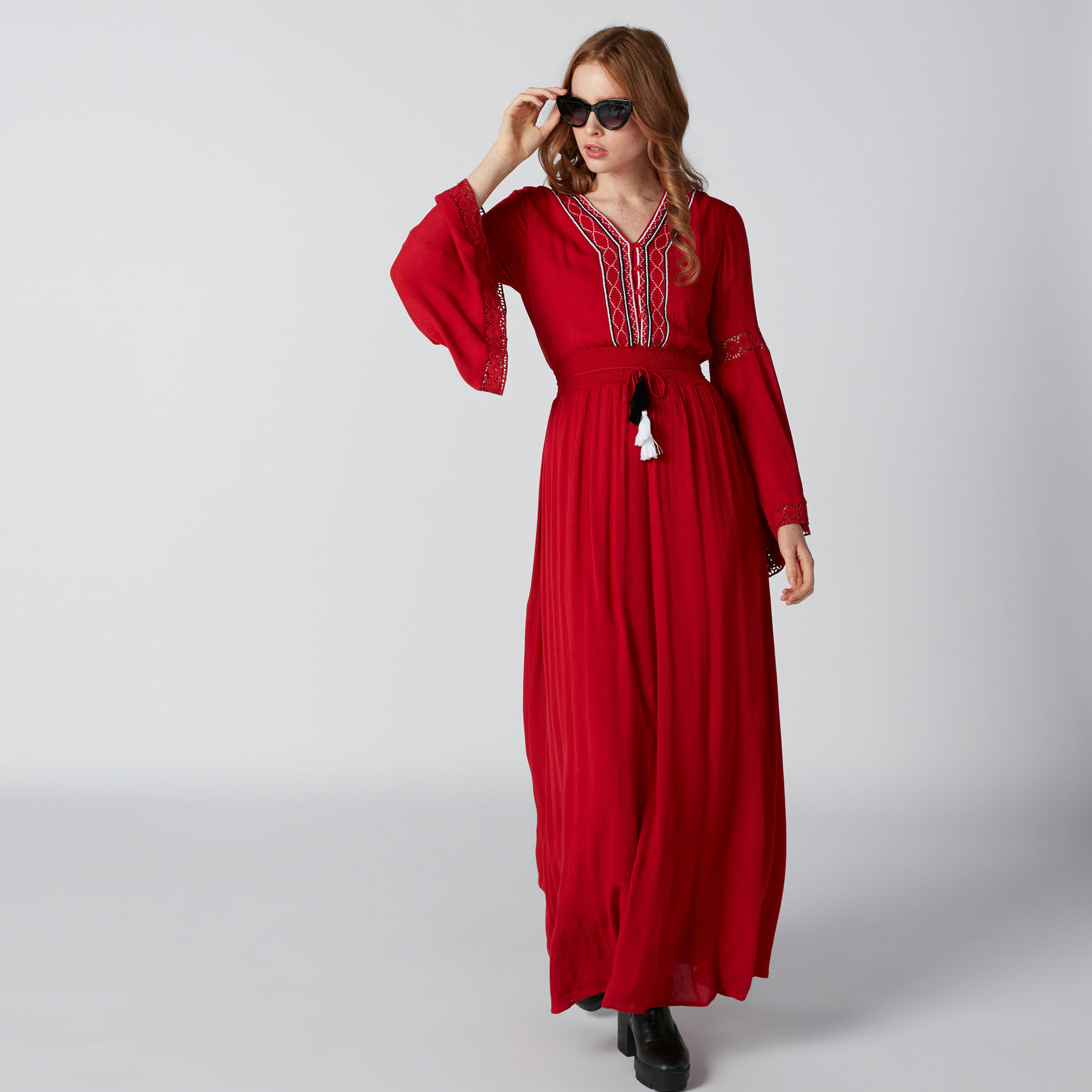 فستان ماكسي بياقة V وأكمام واسعة وتطريز وشُرّابات-women-clothing-dresses-image-5