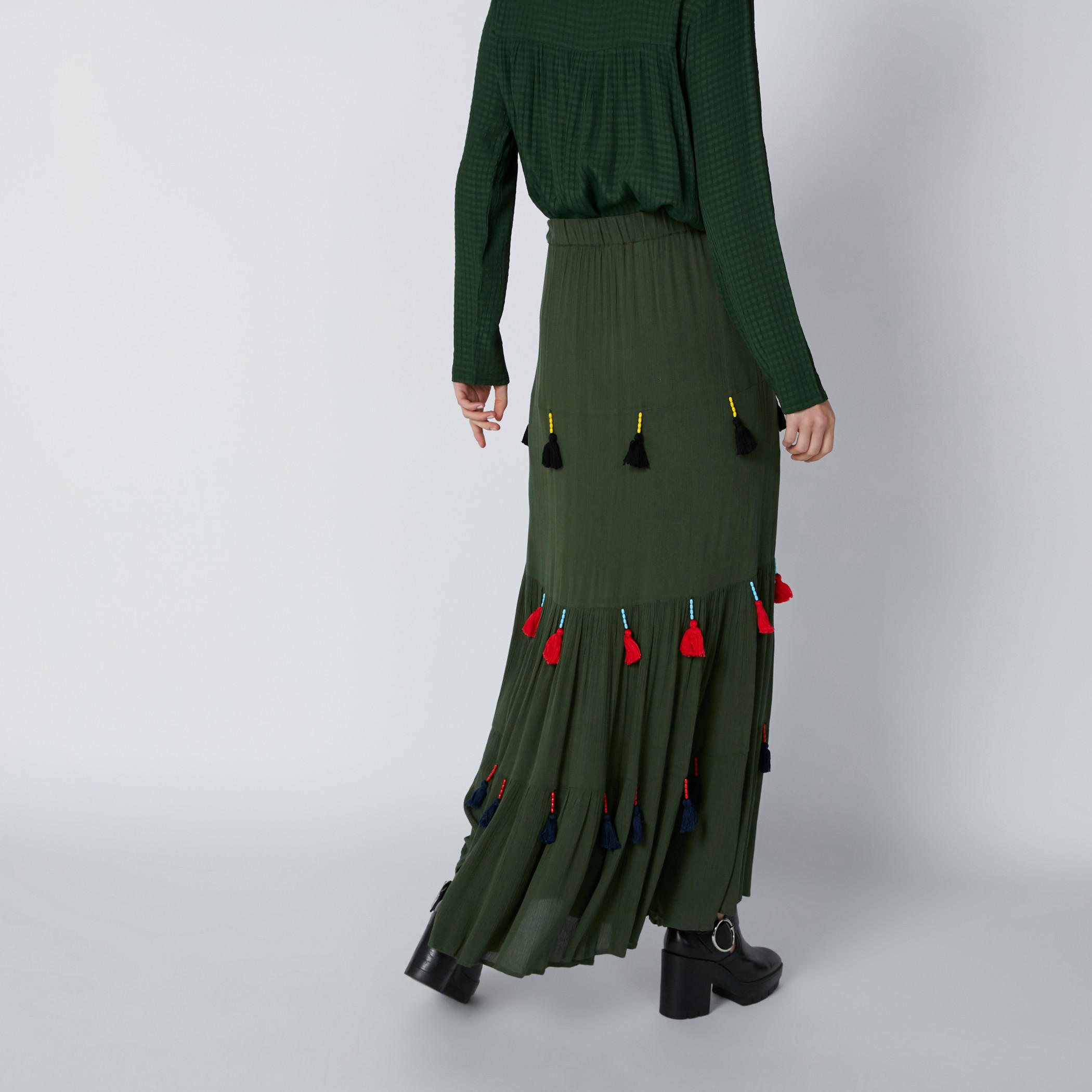تنورة طويلة إيه لاين بخصر مطّاطي وشرّابات-women-clothing-bottoms-skirts-image-2