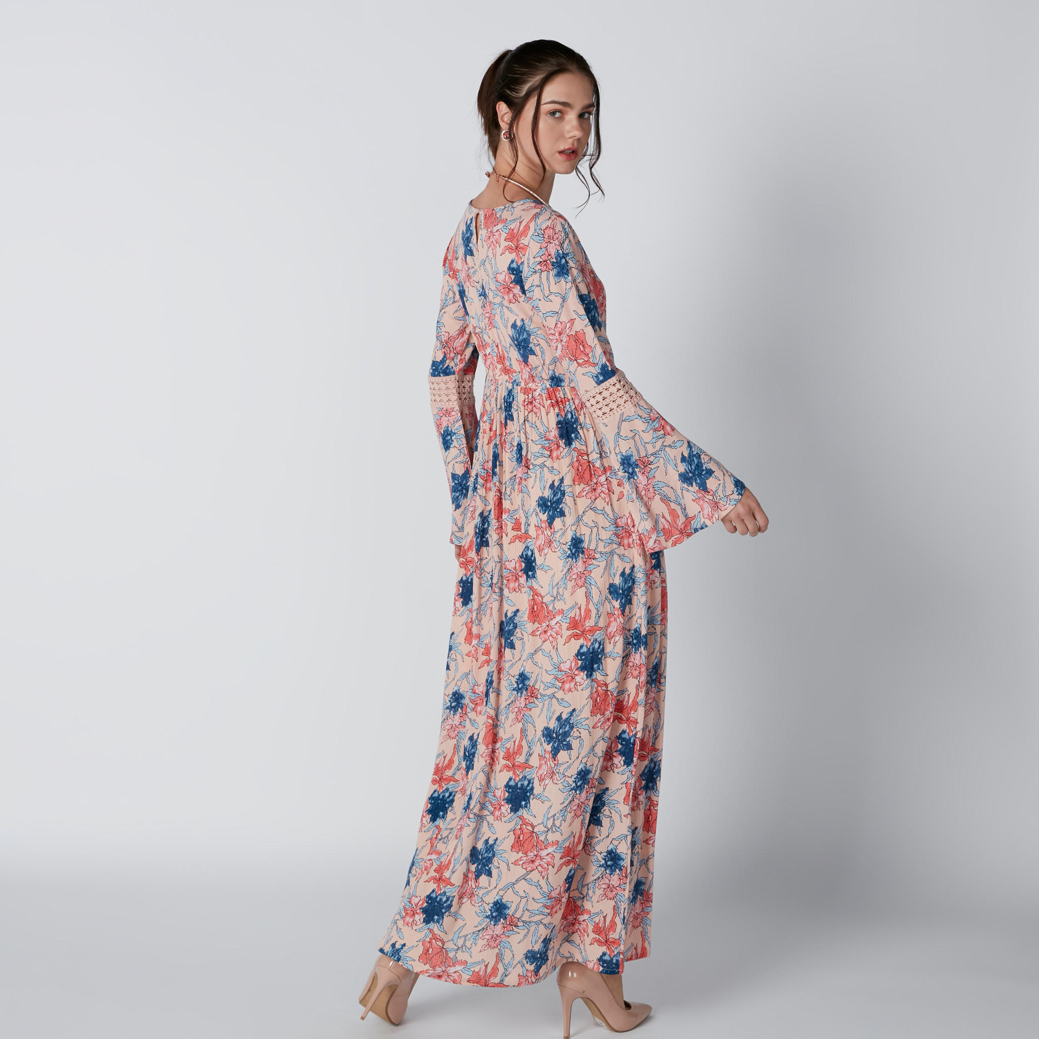 فستان ماكسي بطبعات زهرية وتفاصيل دانتيل وأكمام واسعة-women-clothing-dresses-image-1