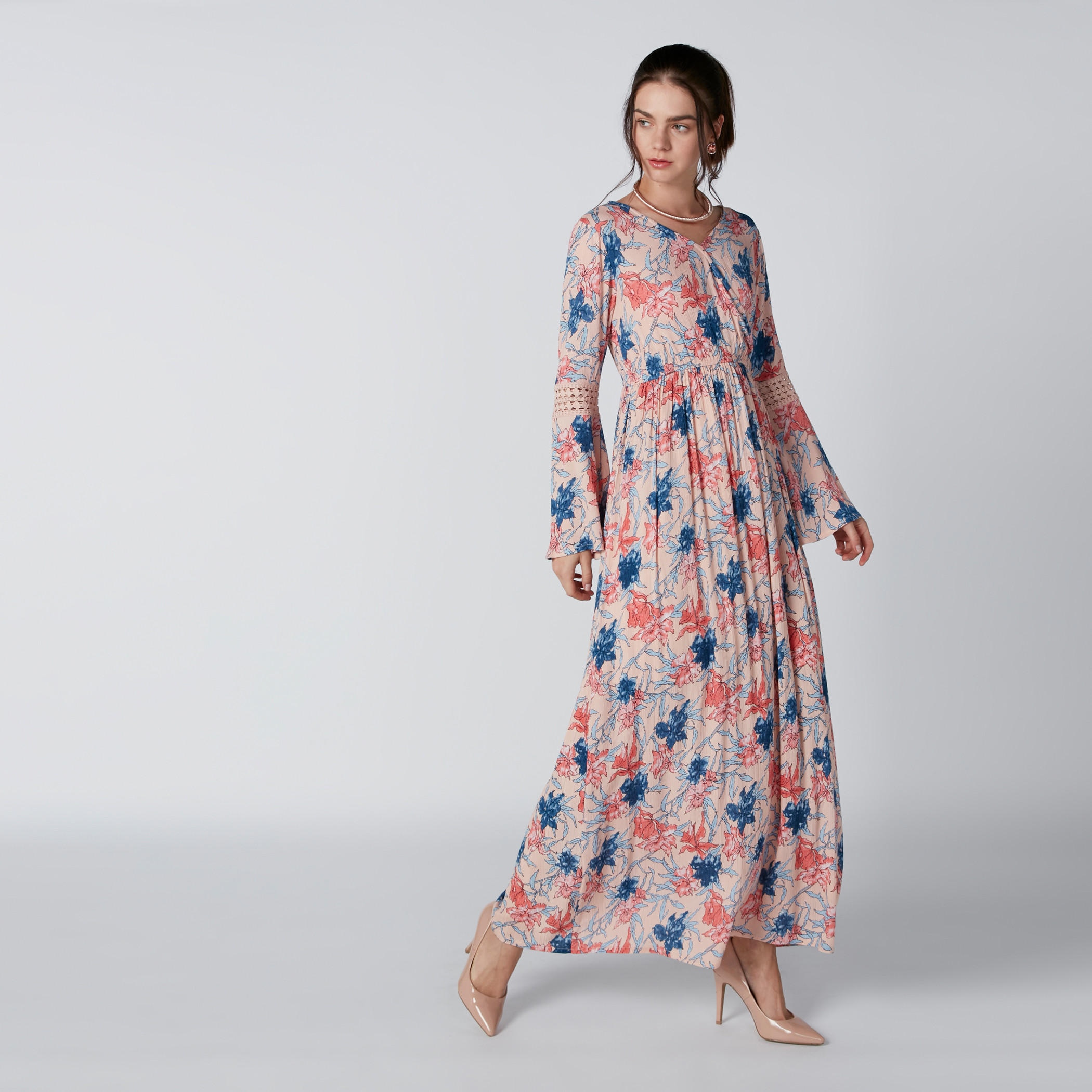 فستان ماكسي بطبعات زهرية وتفاصيل دانتيل وأكمام واسعة-women-clothing-dresses-image-2