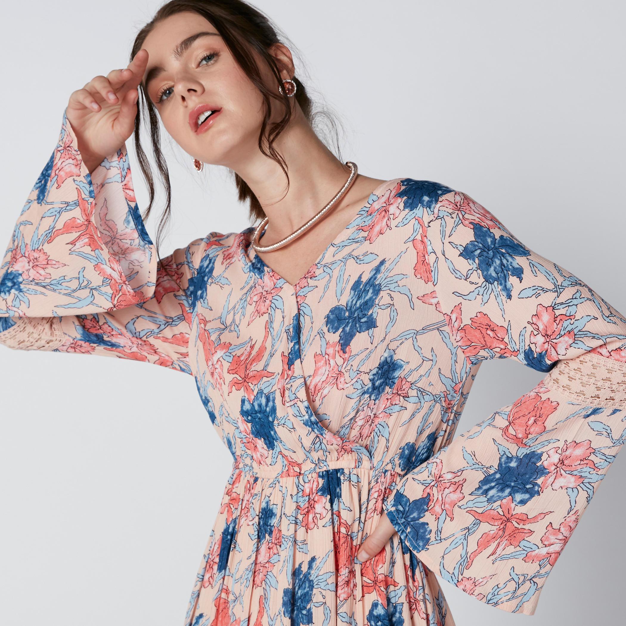 فستان ماكسي بطبعات زهرية وتفاصيل دانتيل وأكمام واسعة-women-clothing-dresses-image-3