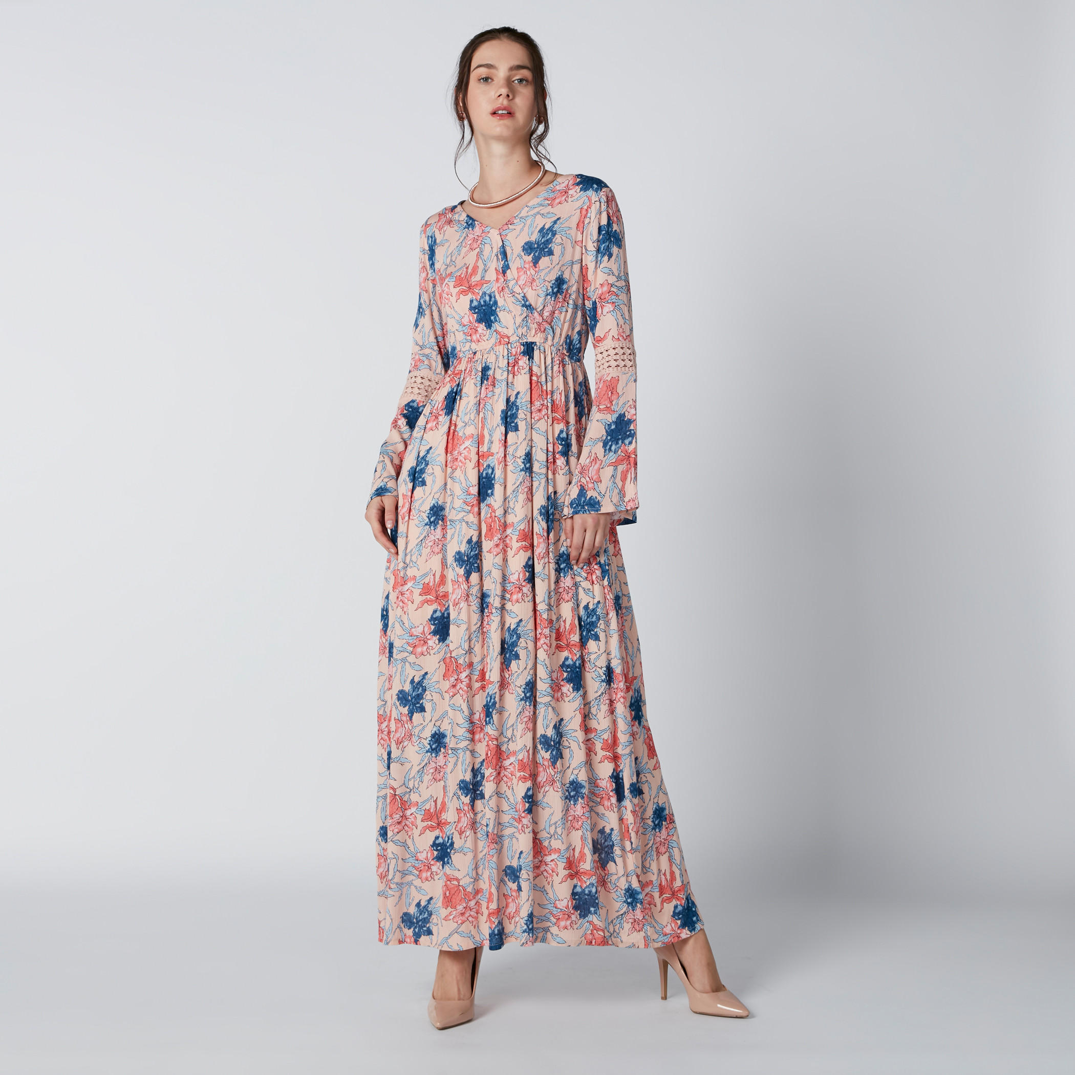 فستان ماكسي بطبعات زهرية وتفاصيل دانتيل وأكمام واسعة-women-clothing-dresses-image-4