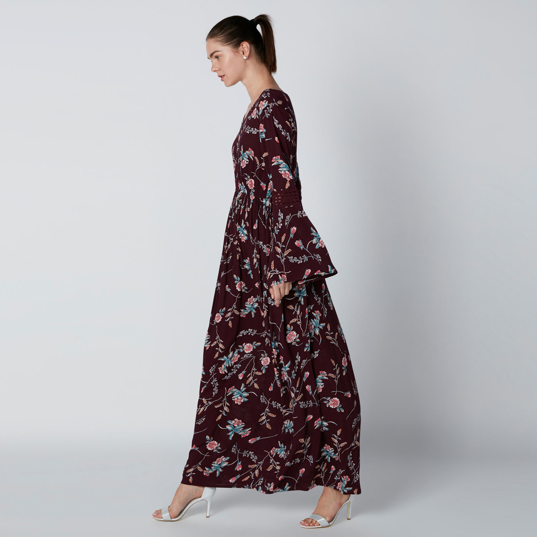 فستان ماكسي بطبعات زهرية وتفاصيل دانتيل وأكمام واسعة-women-clothing-dresses-image-1