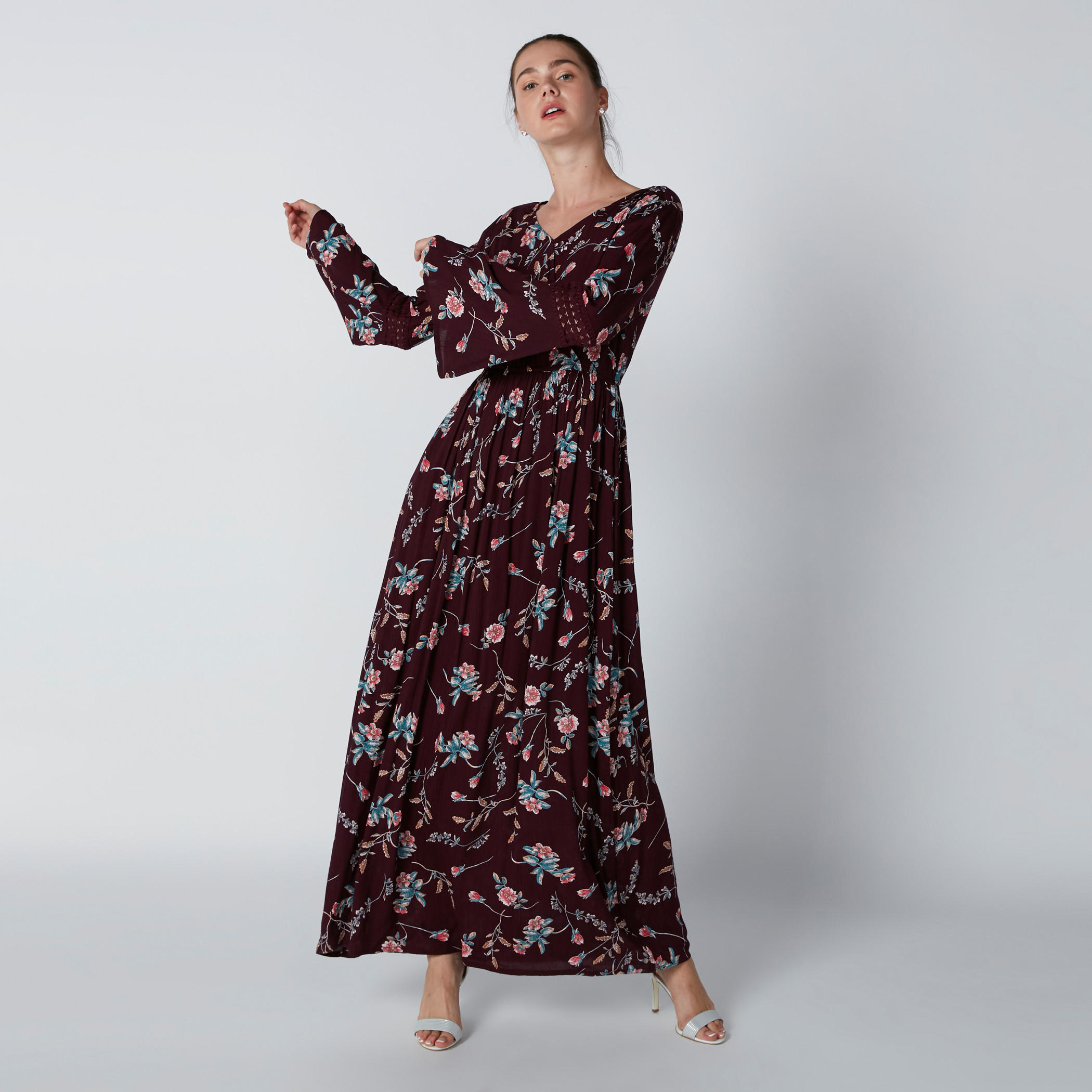فستان ماكسي بطبعات زهرية وتفاصيل دانتيل وأكمام واسعة-women-clothing-dresses-image-3
