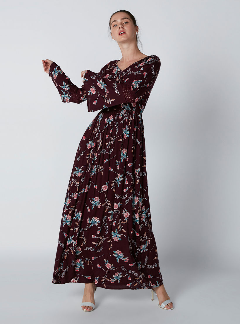 فستان ماكسي بطبعات زهرية وتفاصيل دانتيل وأكمام واسعة-women-clothing-dresses-image-3