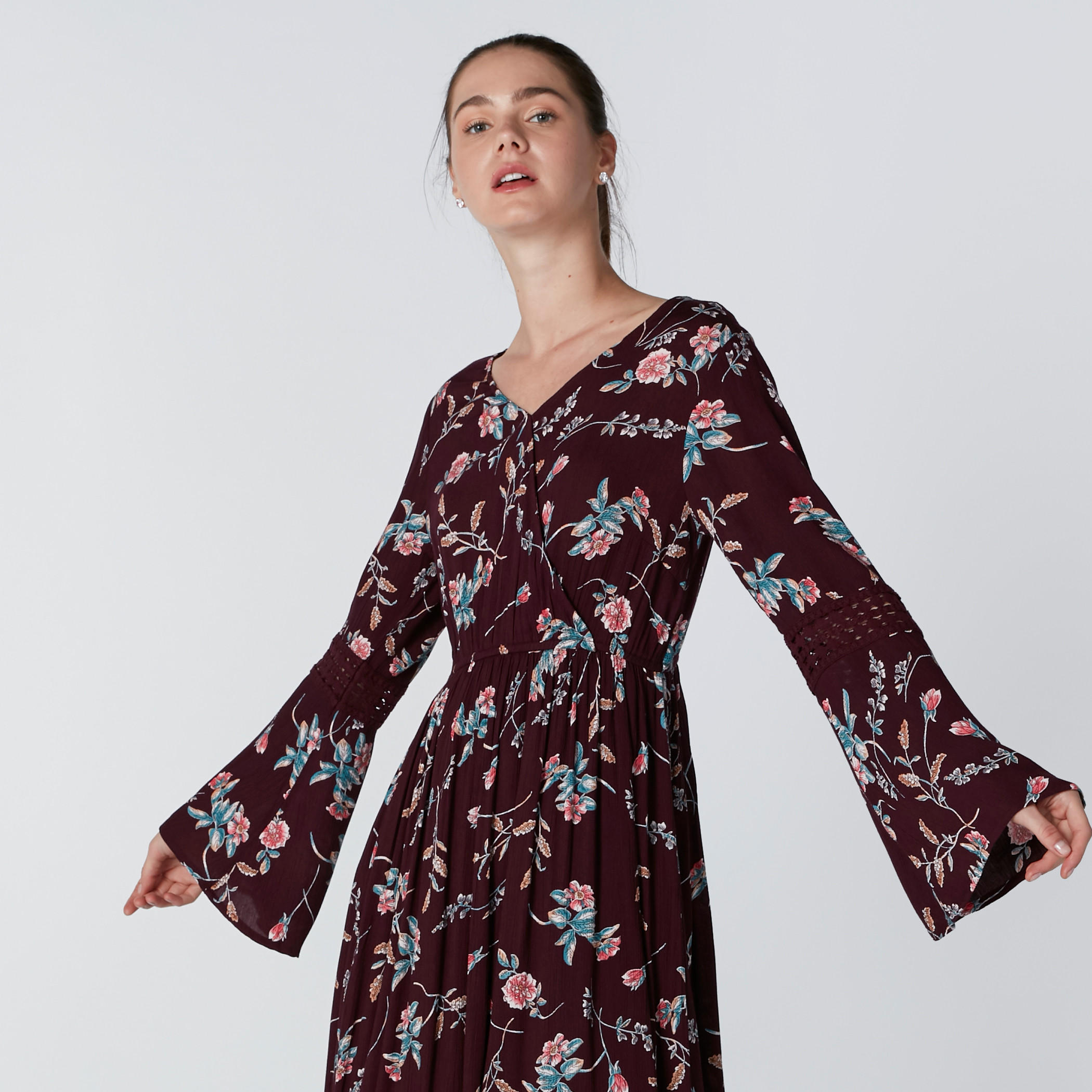 فستان ماكسي بطبعات زهرية وتفاصيل دانتيل وأكمام واسعة-women-clothing-dresses-image-4