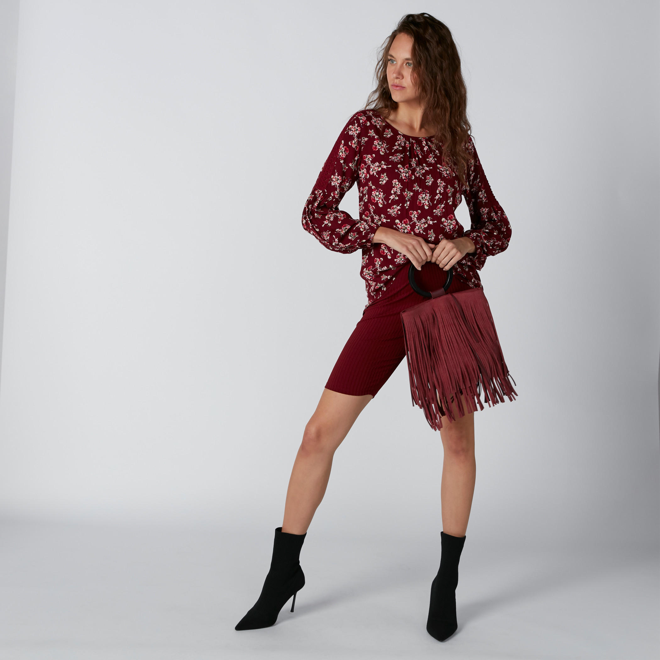 بلوزة بياقة مستديرة وأكمام طويلة بتفاصيل دانتيل وطبعات زهرية-women-clothing-shirtsandblouses-blouses-image-1