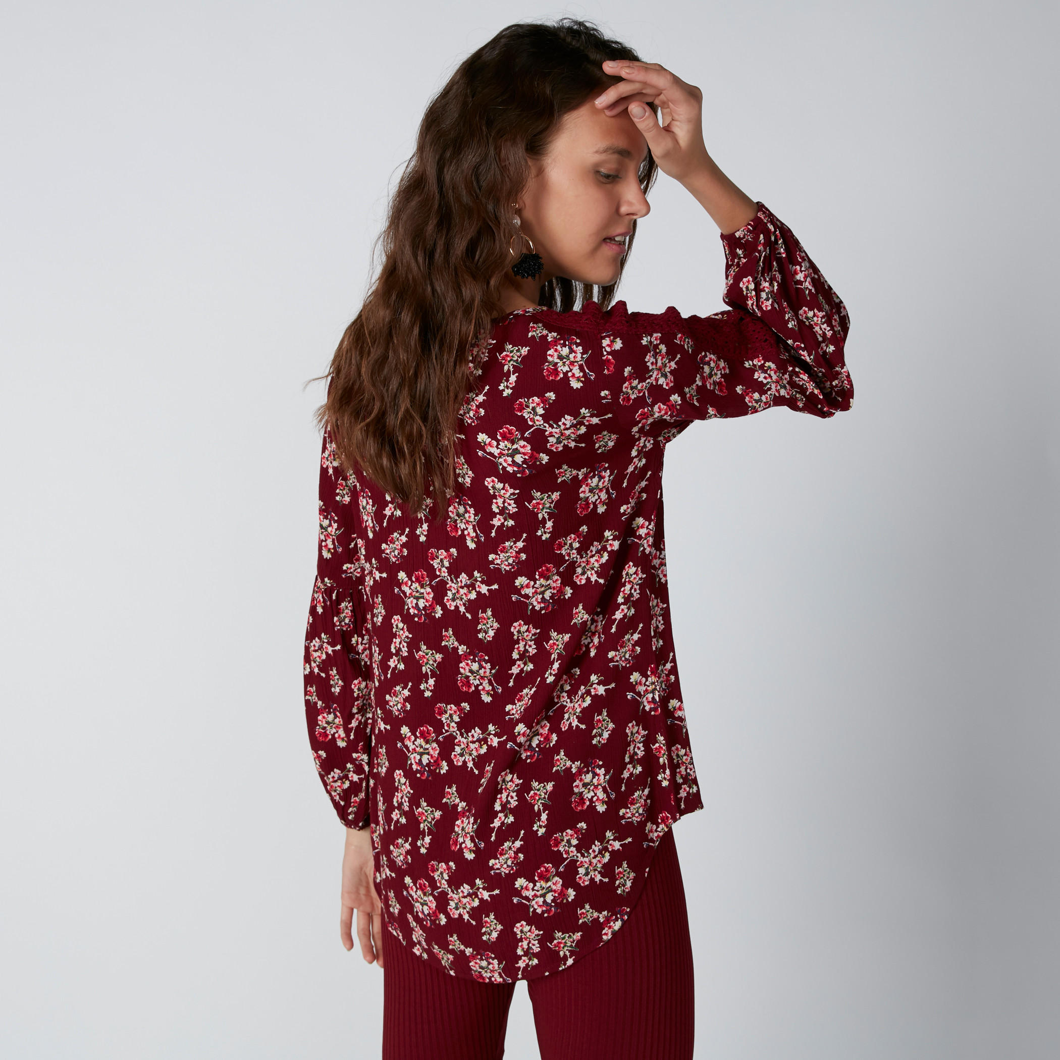 بلوزة بياقة مستديرة وأكمام طويلة بتفاصيل دانتيل وطبعات زهرية-women-clothing-shirtsandblouses-blouses-image-2