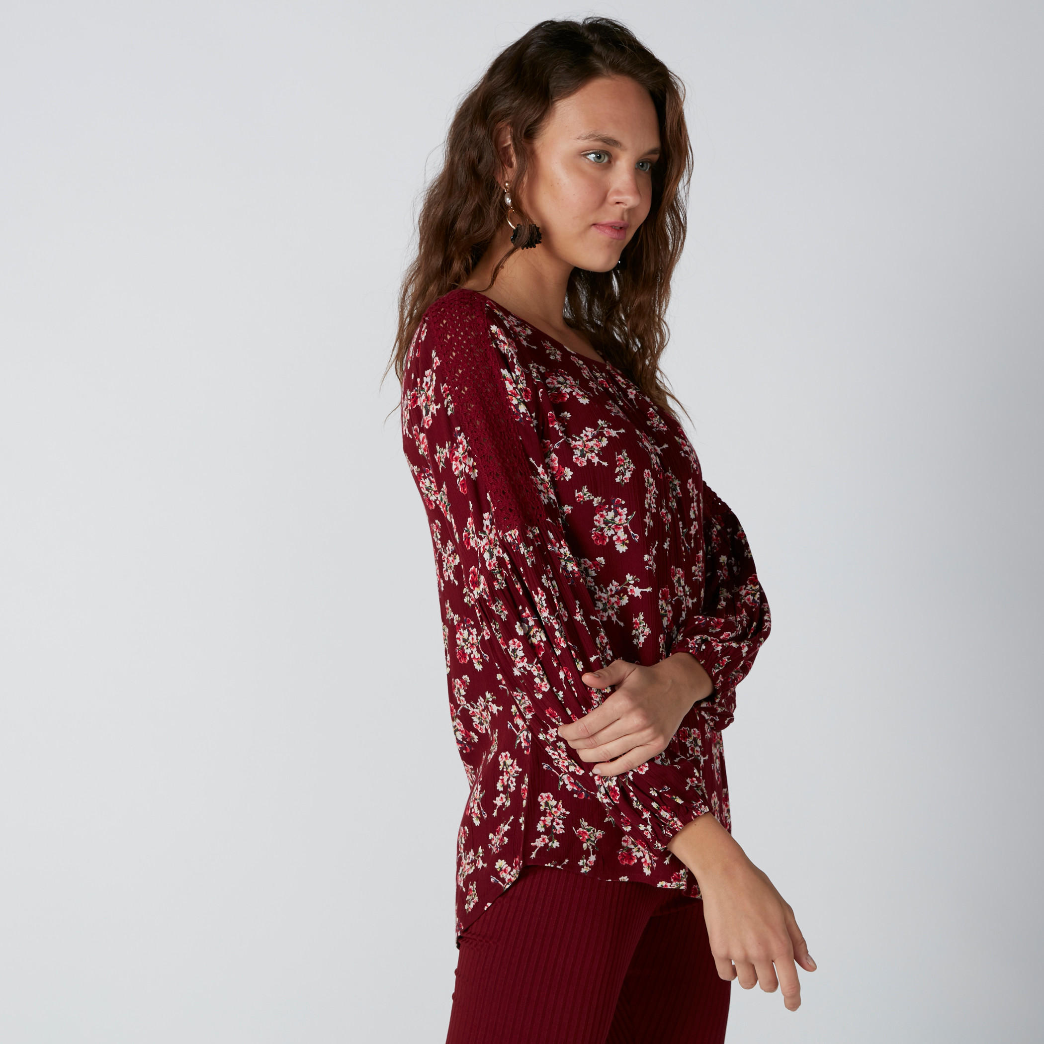 بلوزة بياقة مستديرة وأكمام طويلة بتفاصيل دانتيل وطبعات زهرية-women-clothing-shirtsandblouses-blouses-image-3