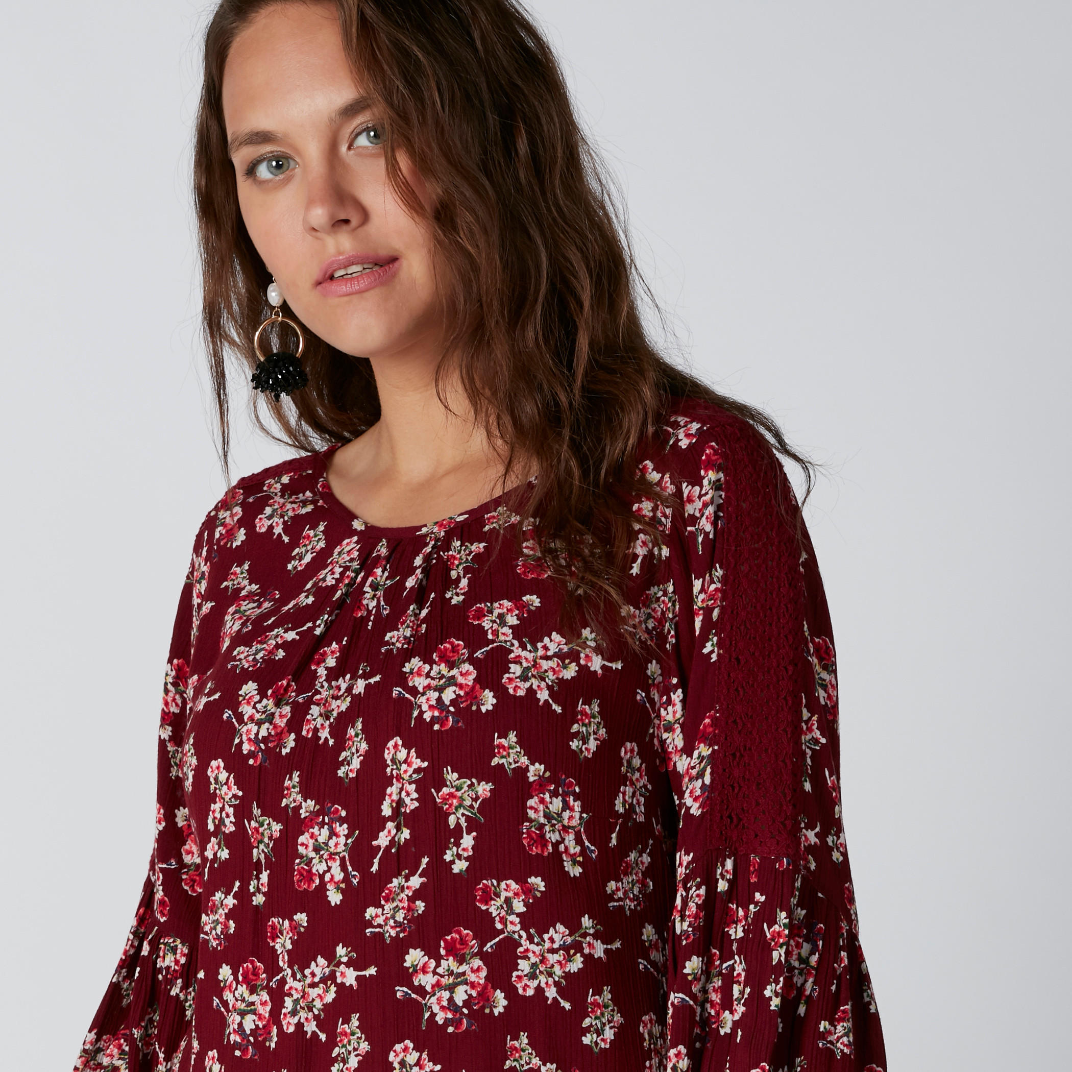 بلوزة بياقة مستديرة وأكمام طويلة بتفاصيل دانتيل وطبعات زهرية-women-clothing-shirtsandblouses-blouses-image-4