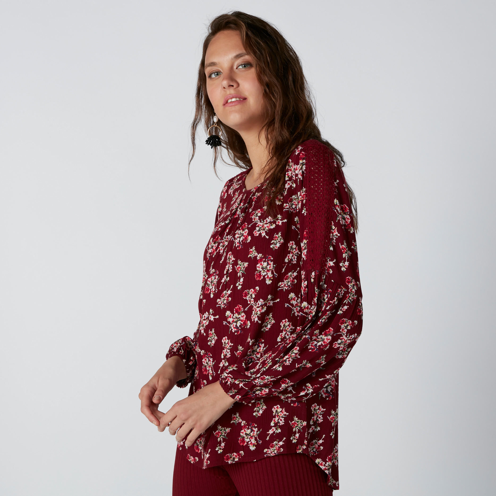 بلوزة بياقة مستديرة وأكمام طويلة بتفاصيل دانتيل وطبعات زهرية-women-clothing-shirtsandblouses-blouses-image-5