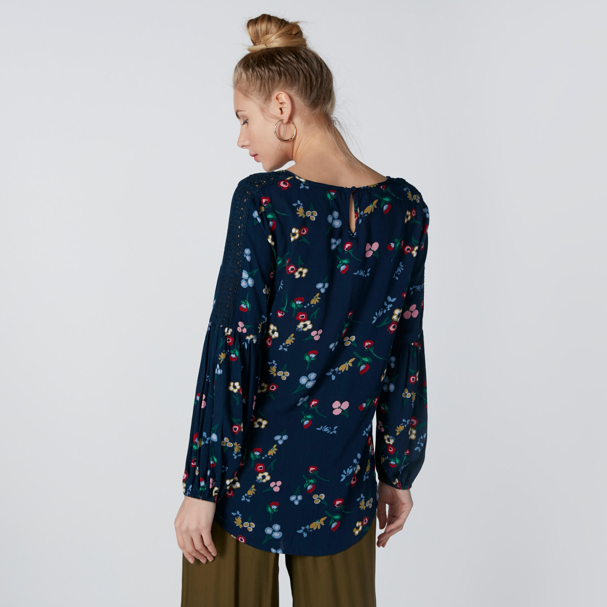 بلوزة بياقة مستديرة وأكمام طويلة وطبعات-women-clothing-shirtsandblouses-blouses-image-4