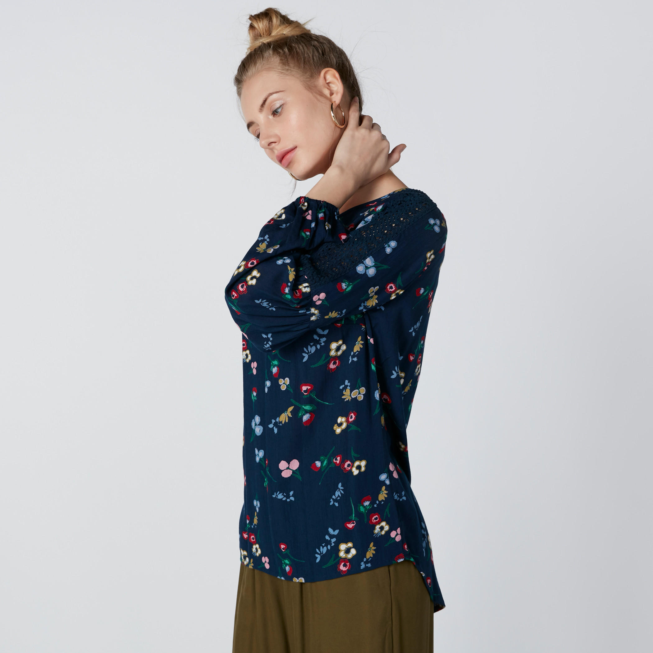 بلوزة بياقة مستديرة وأكمام طويلة وطبعات-women-clothing-shirtsandblouses-blouses-image-2