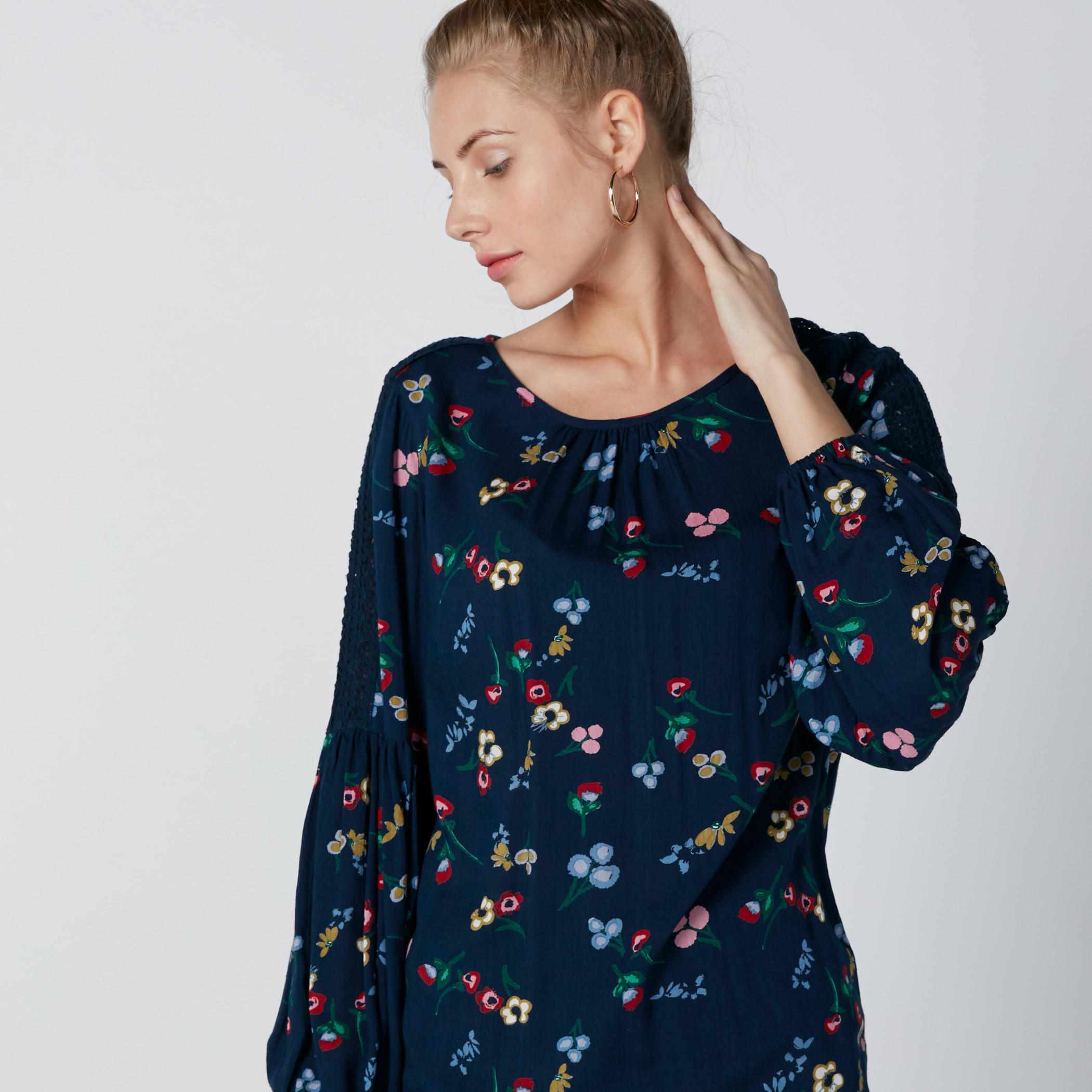 بلوزة بياقة مستديرة وأكمام طويلة وطبعات-women-clothing-shirtsandblouses-blouses-image-1