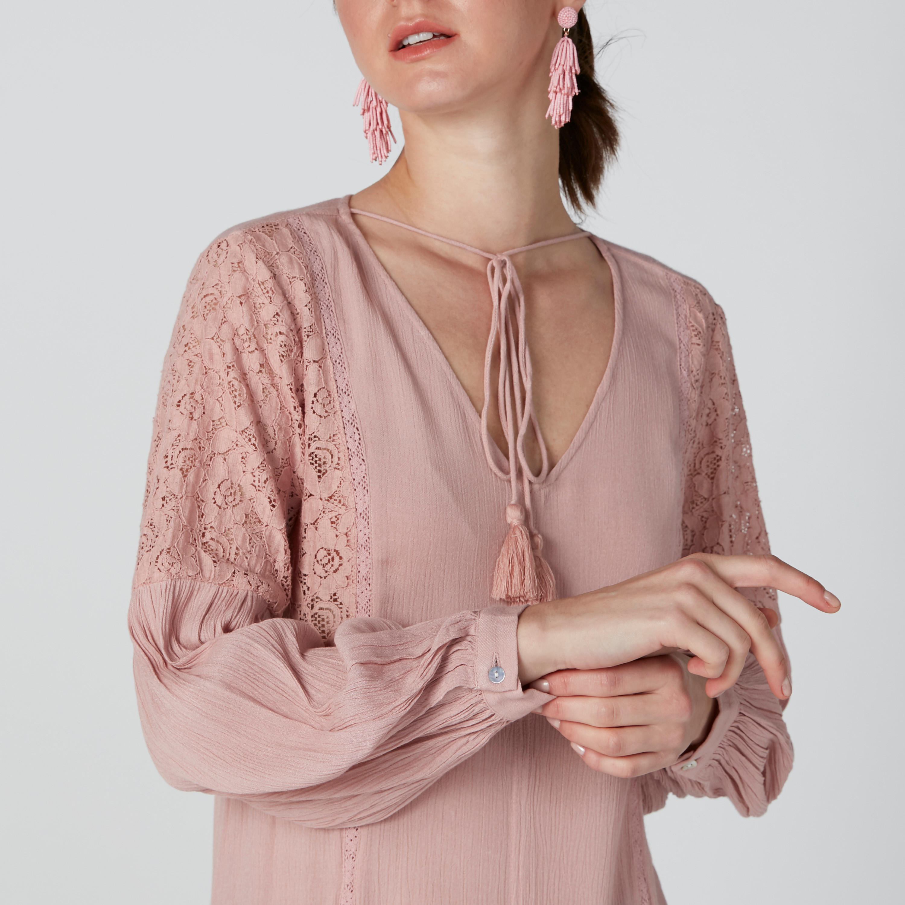تونيك بياقة V وأكمام طويلة وتفاصيل دانتيل-women-clothing-shirtsandblouses-blouses-image-5