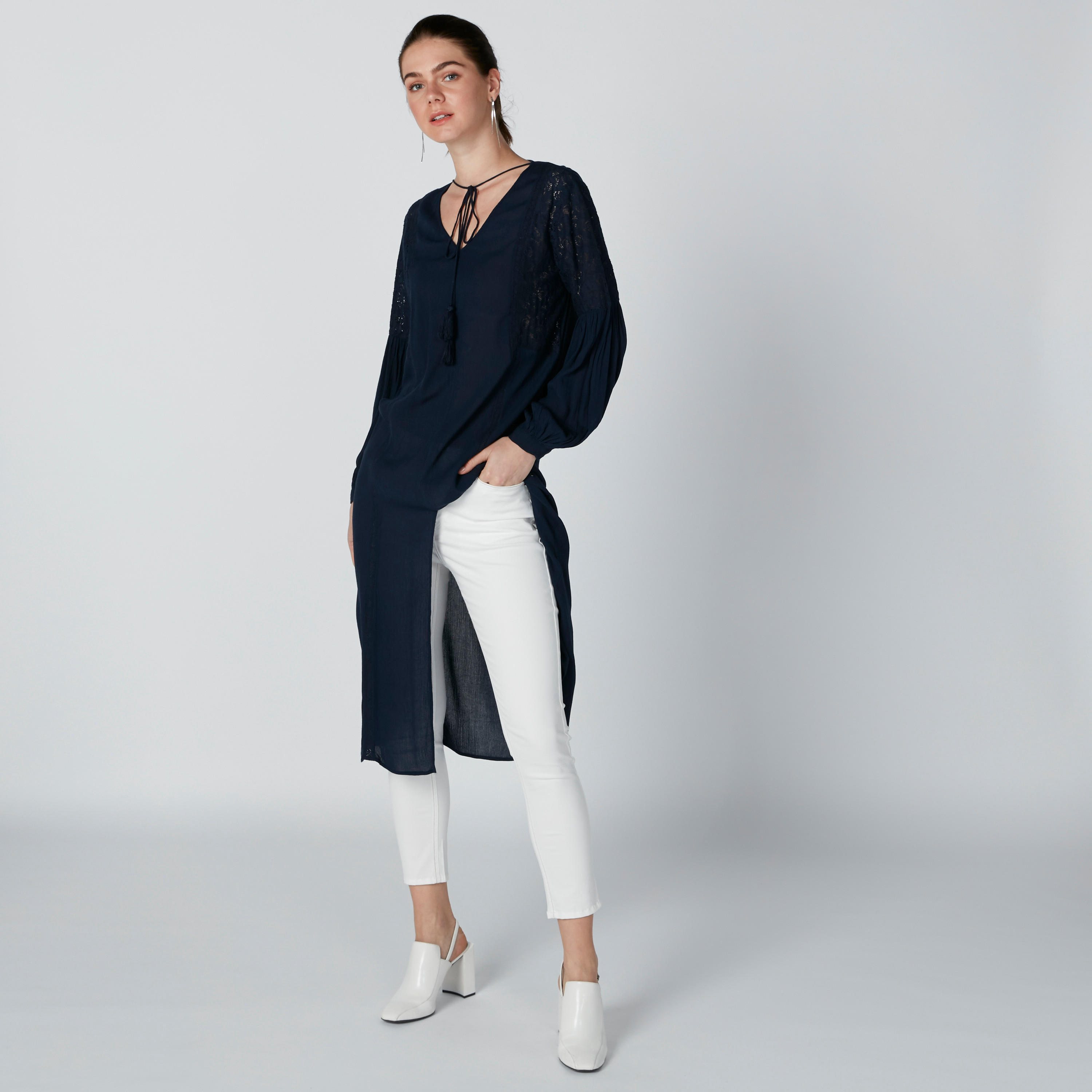 تونيك بياقة V وأكمام طويلة وتفاصيل دانتيل-women-clothing-shirtsandblouses-blouses-image-1