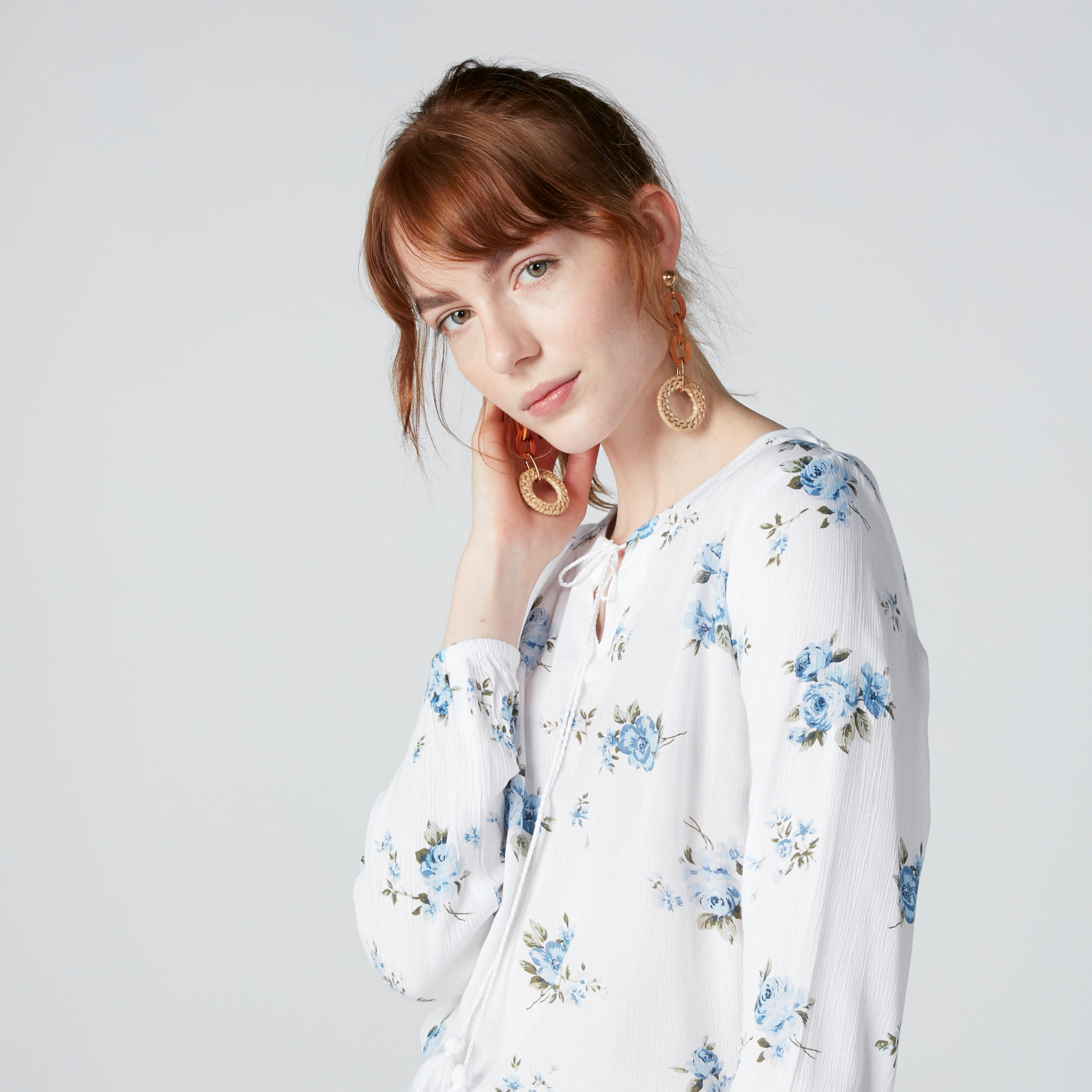 بلوزة بياقة مستديرة وأكمام طويلة وطبعات زهرية-women-clothing-shirtsandblouses-blouses-image-1