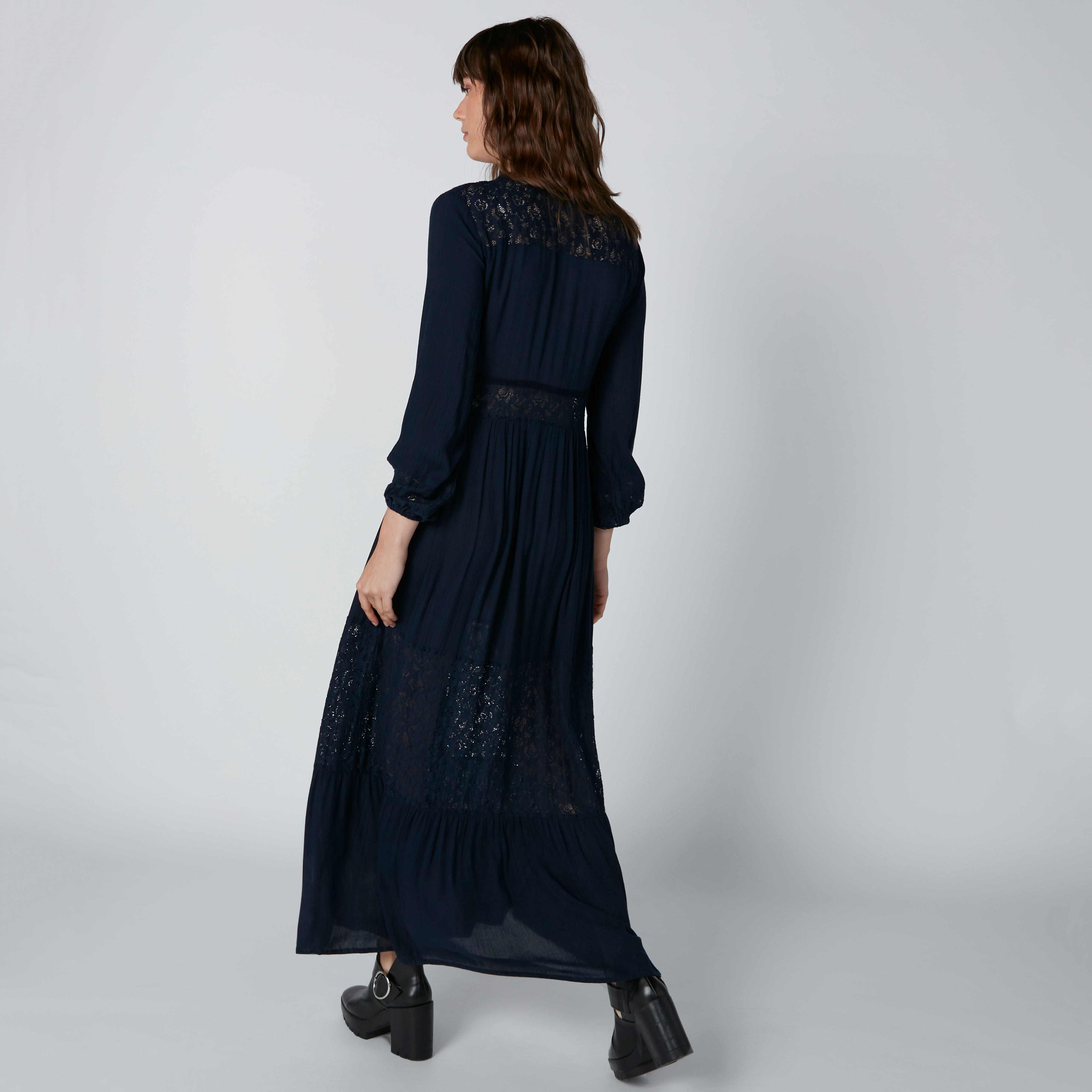 فستان طويل بياقة V وتفاصيل دانتيل وأكمام طويلة-women-clothing-dresses-image-2