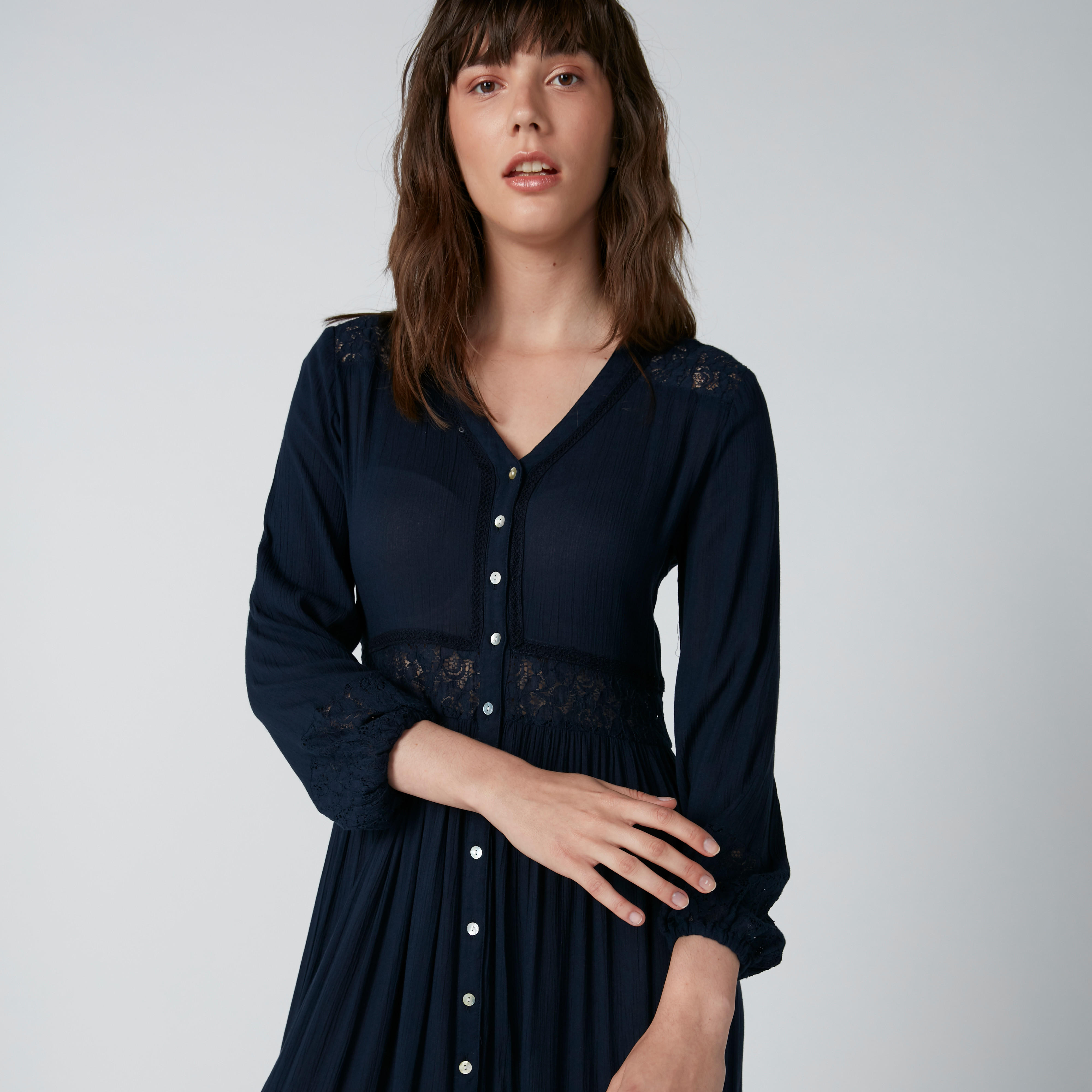 فستان طويل بياقة V وتفاصيل دانتيل وأكمام طويلة-women-clothing-dresses-image-3