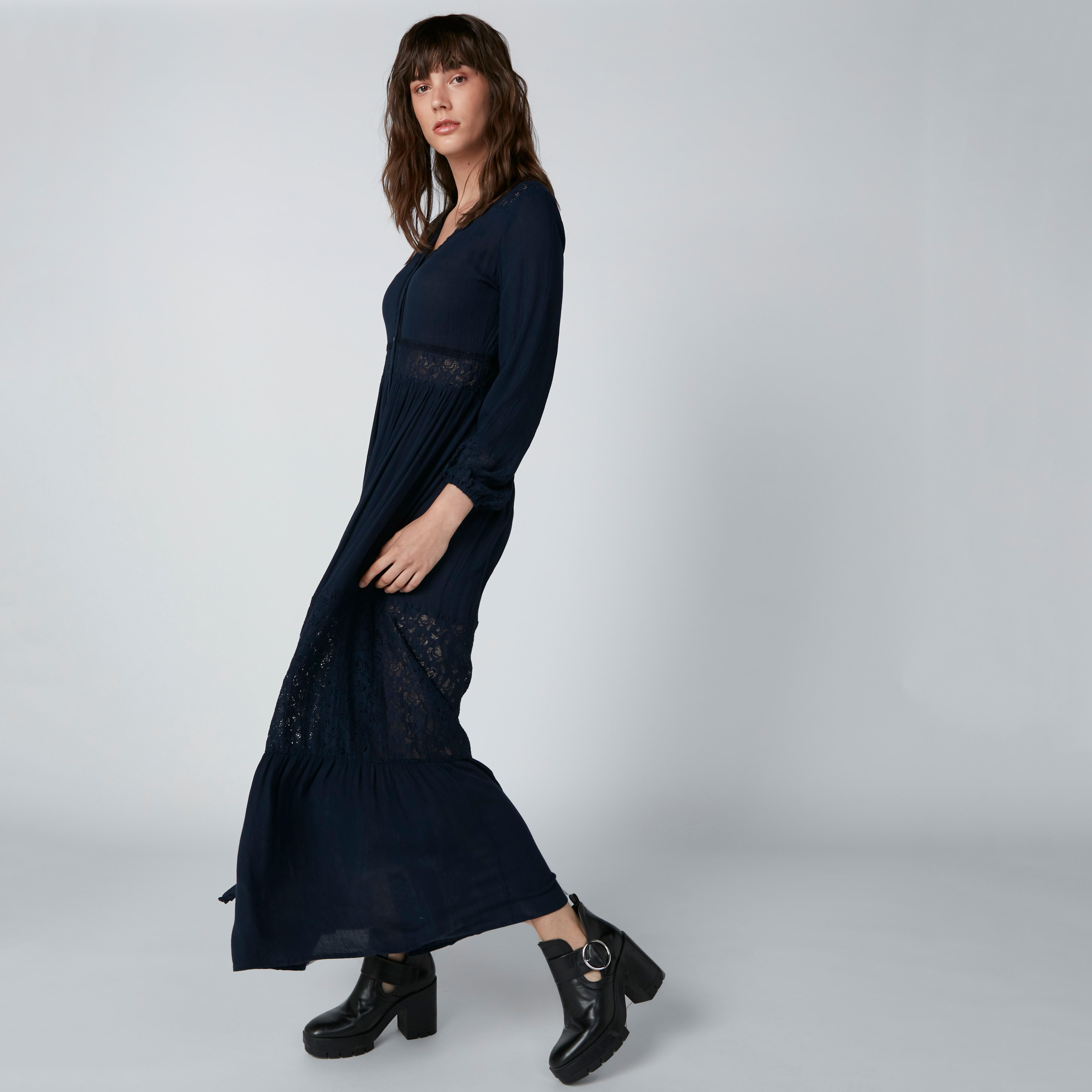 فستان طويل بياقة V وتفاصيل دانتيل وأكمام طويلة-women-clothing-dresses-image-4