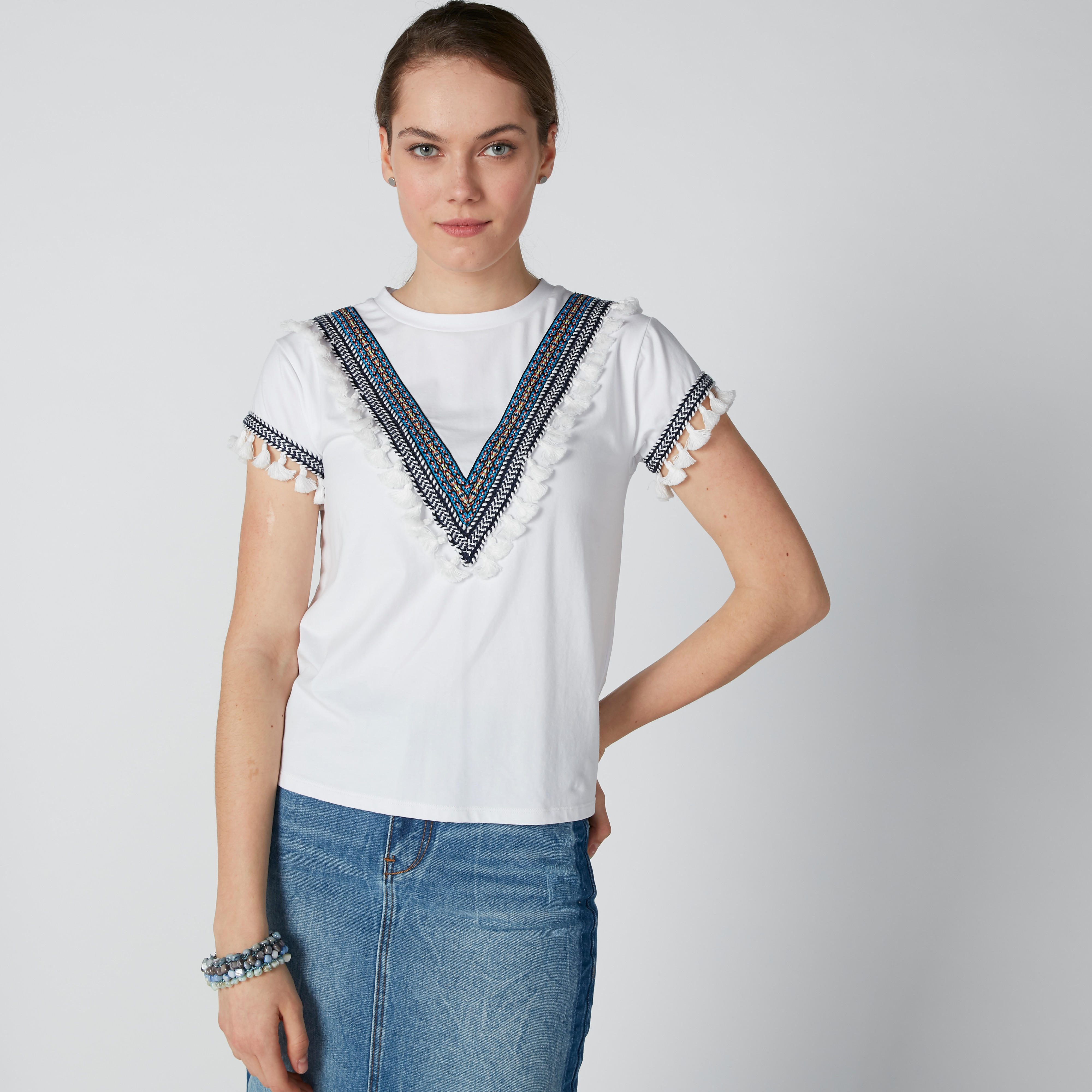 بلوزة مستدامة مطرزة بياقة مستديرة وشرّابات-women-clothing-shirtsandblouses-blouses-image-2