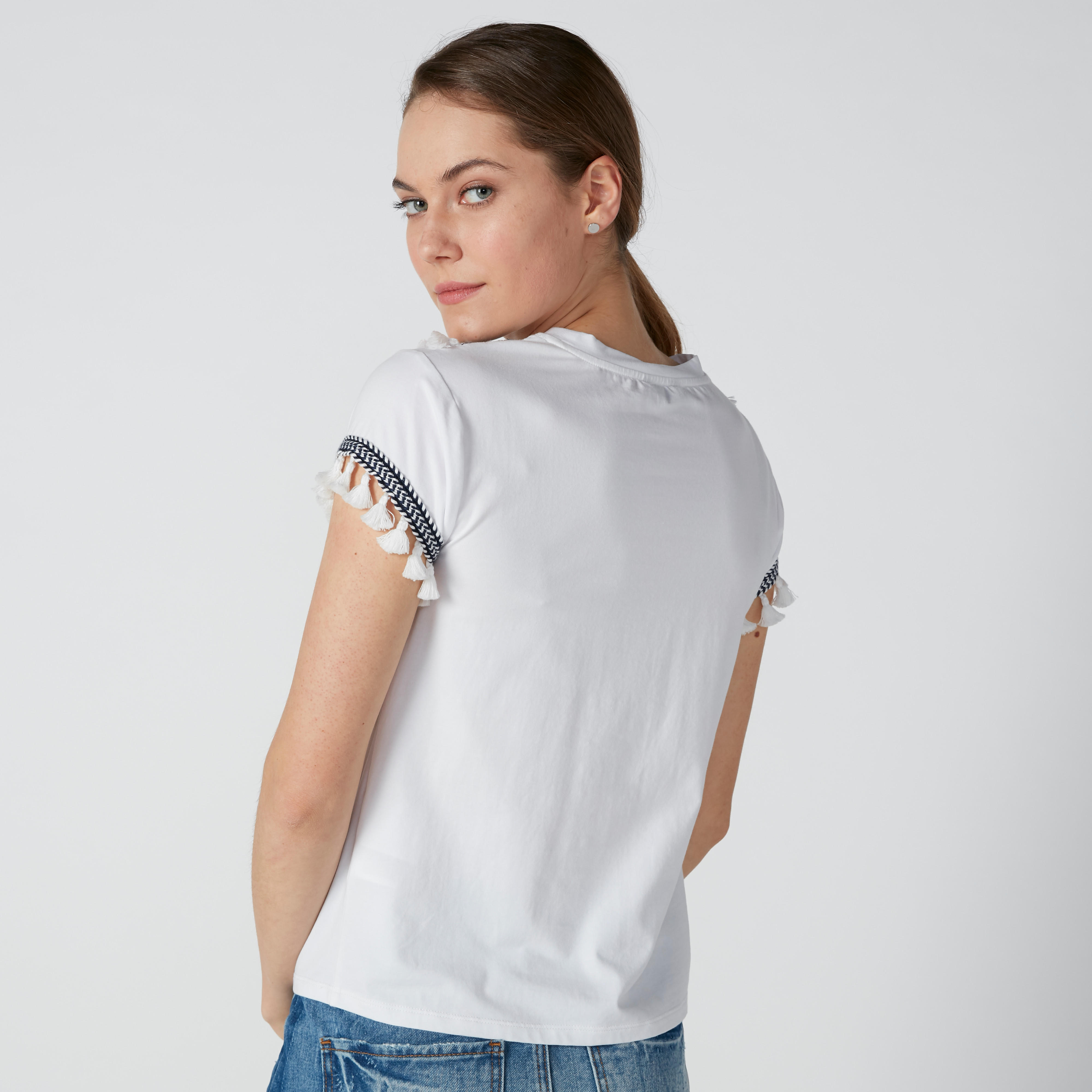 بلوزة مستدامة مطرزة بياقة مستديرة وشرّابات-women-clothing-shirtsandblouses-blouses-image-3