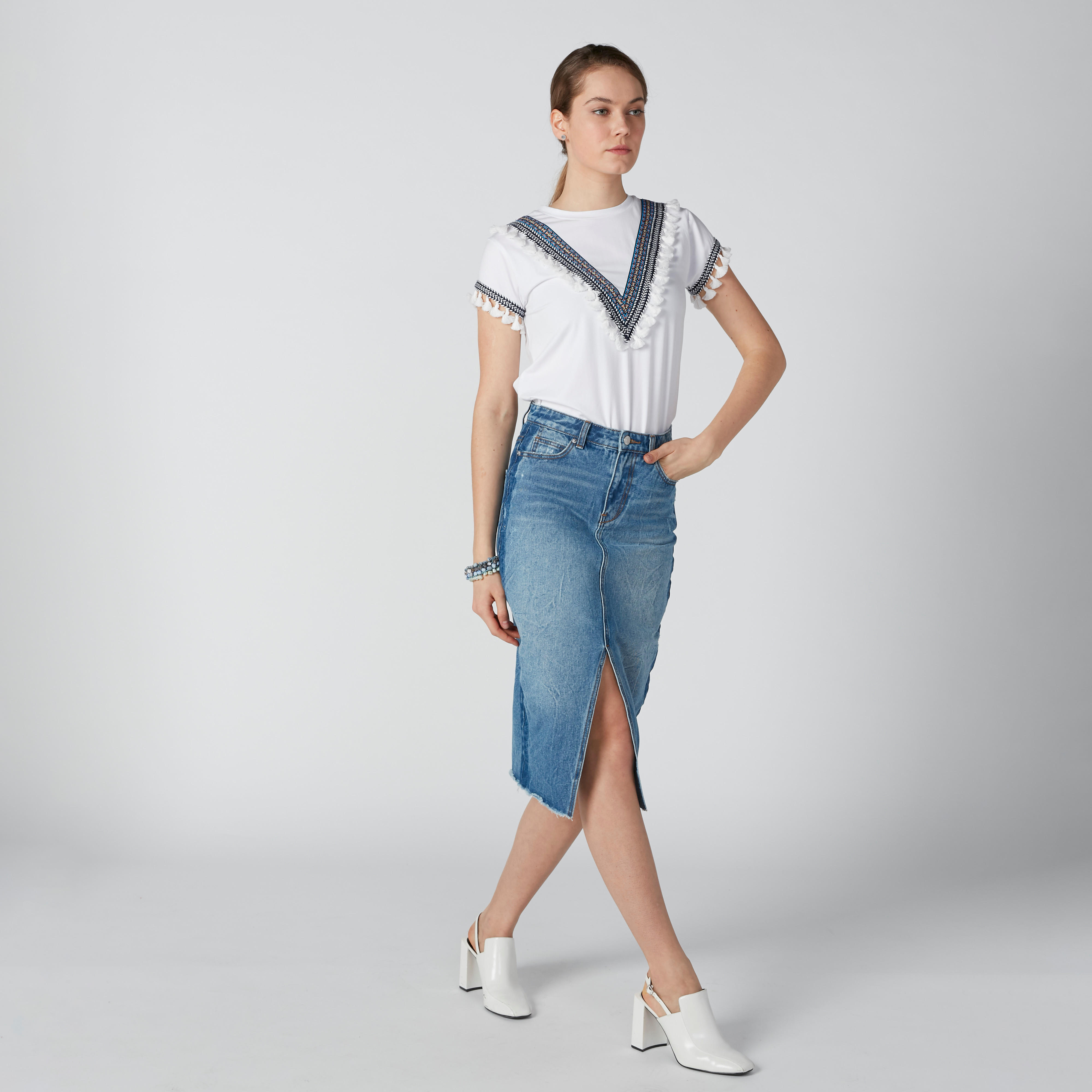 بلوزة مستدامة مطرزة بياقة مستديرة وشرّابات-women-clothing-shirtsandblouses-blouses-image-1