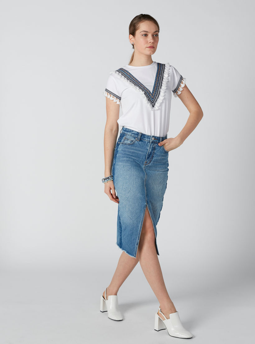 بلوزة مستدامة مطرزة بياقة مستديرة وشرّابات-women-clothing-shirtsandblouses-blouses-image-1
