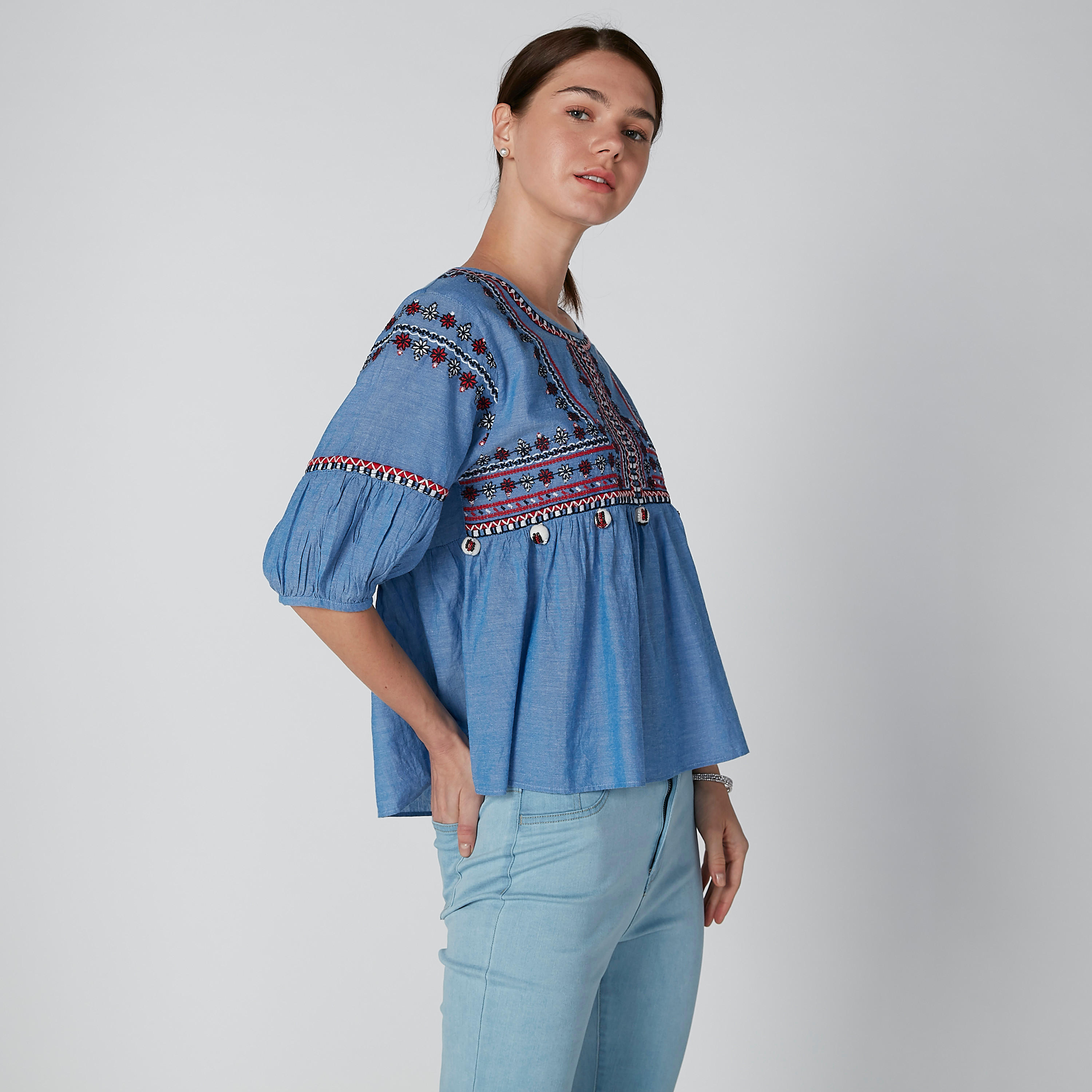 بلوزة مطرّزة بياقة مستديرة وكشكش على الخصر-women-clothing-shirtsandblouses-blouses-image-1