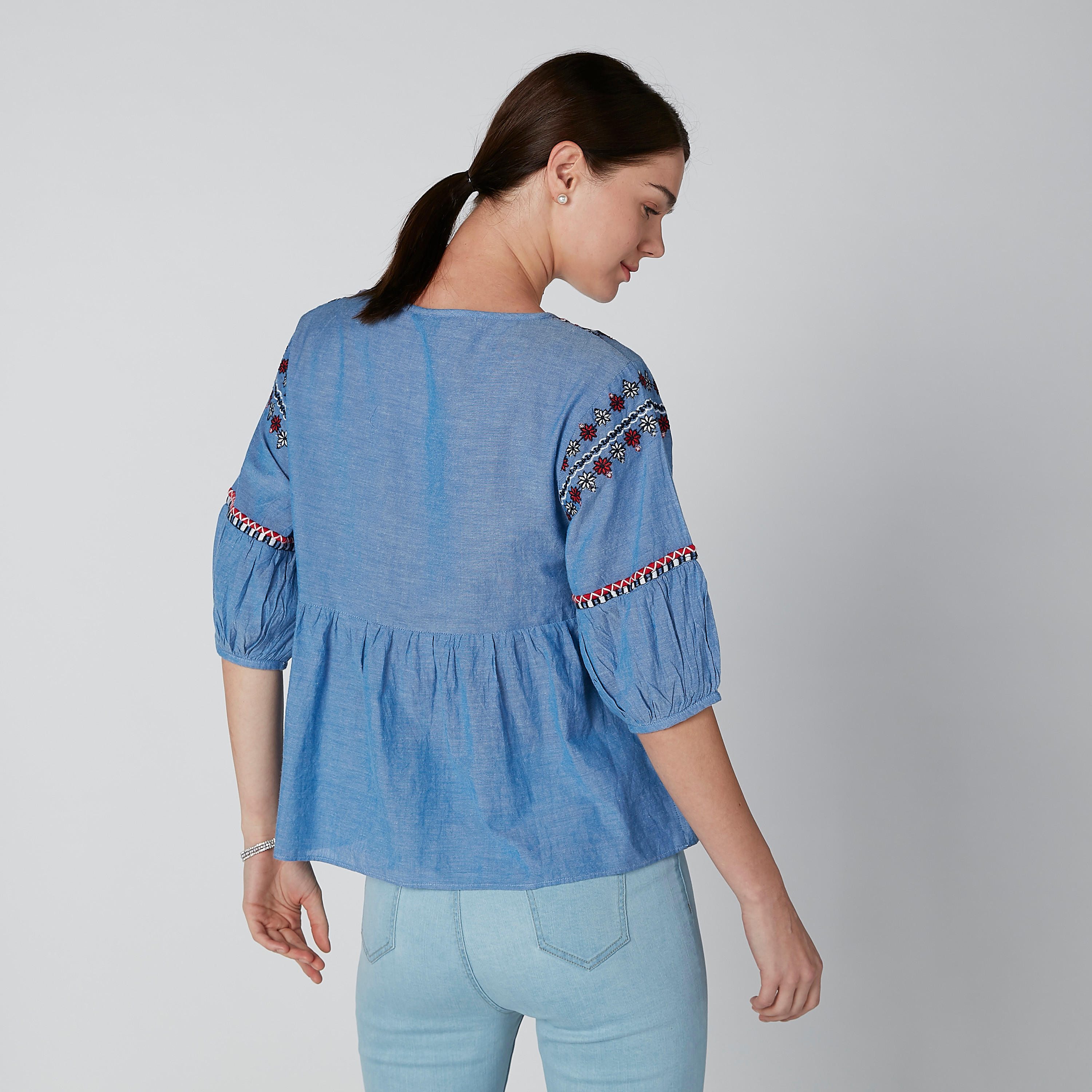 بلوزة مطرّزة بياقة مستديرة وكشكش على الخصر-women-clothing-shirtsandblouses-blouses-image-2