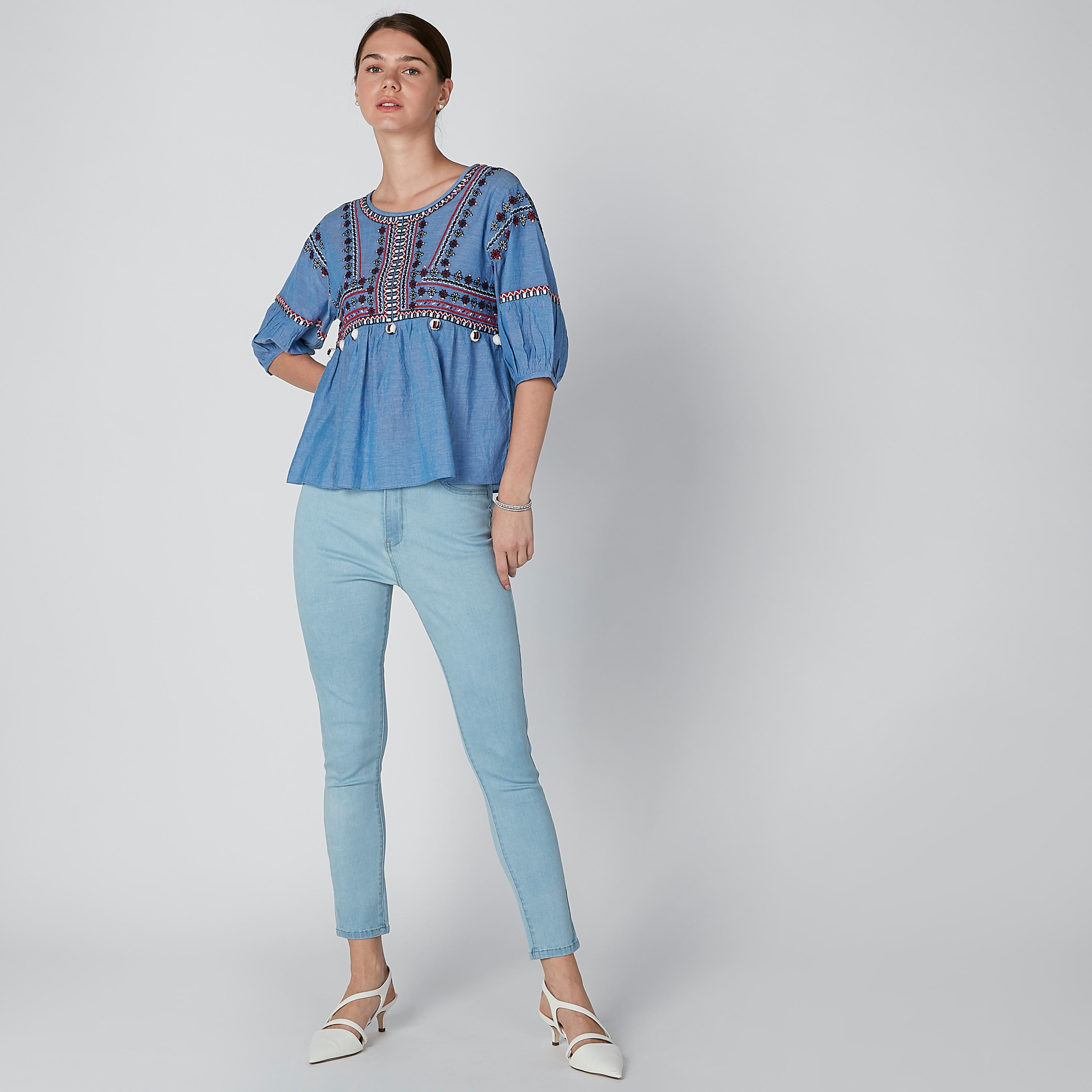 بلوزة مطرّزة بياقة مستديرة وكشكش على الخصر-women-clothing-shirtsandblouses-blouses-image-3